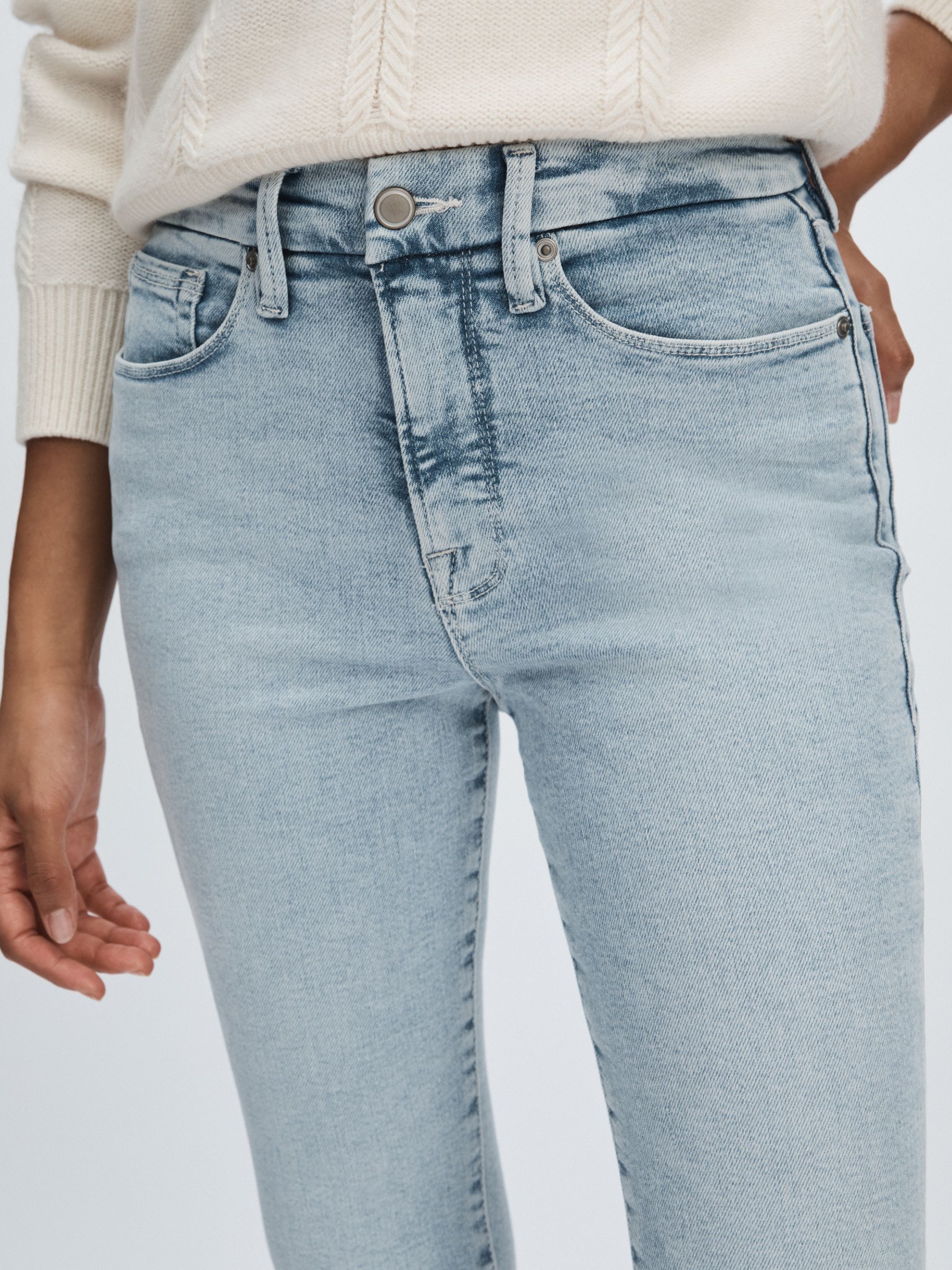 Good American Split-Hem Skinny Jeans in Light Blue - Image 4 of 6
