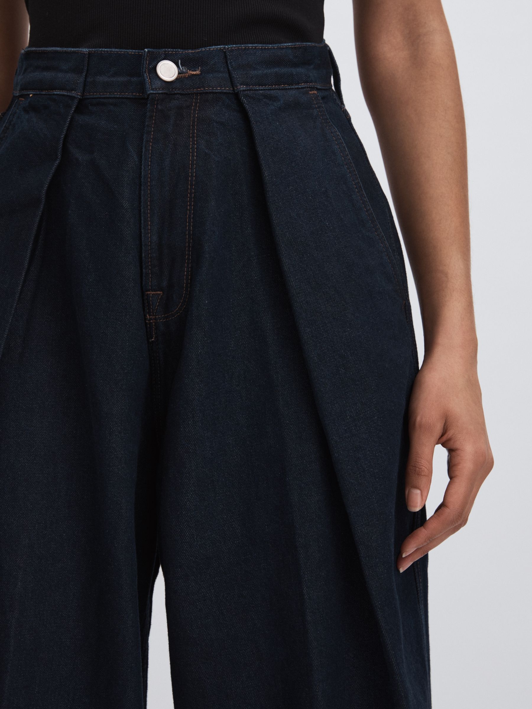 Good American Wide-Leg Pleated Jeans in Dark Blue - Image 4 of 5