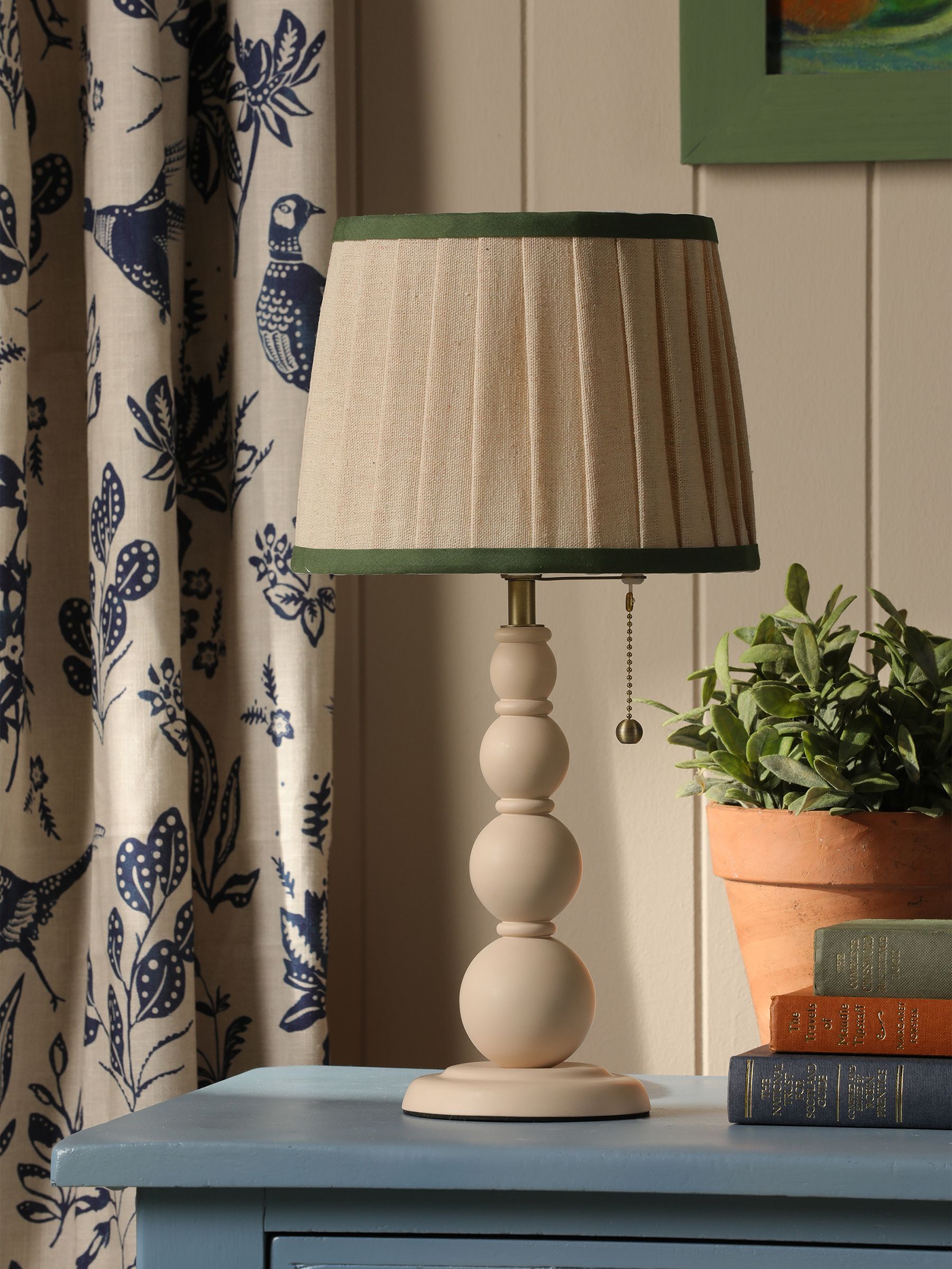 Harewood Cream Table Lamp - Image 2 of 7