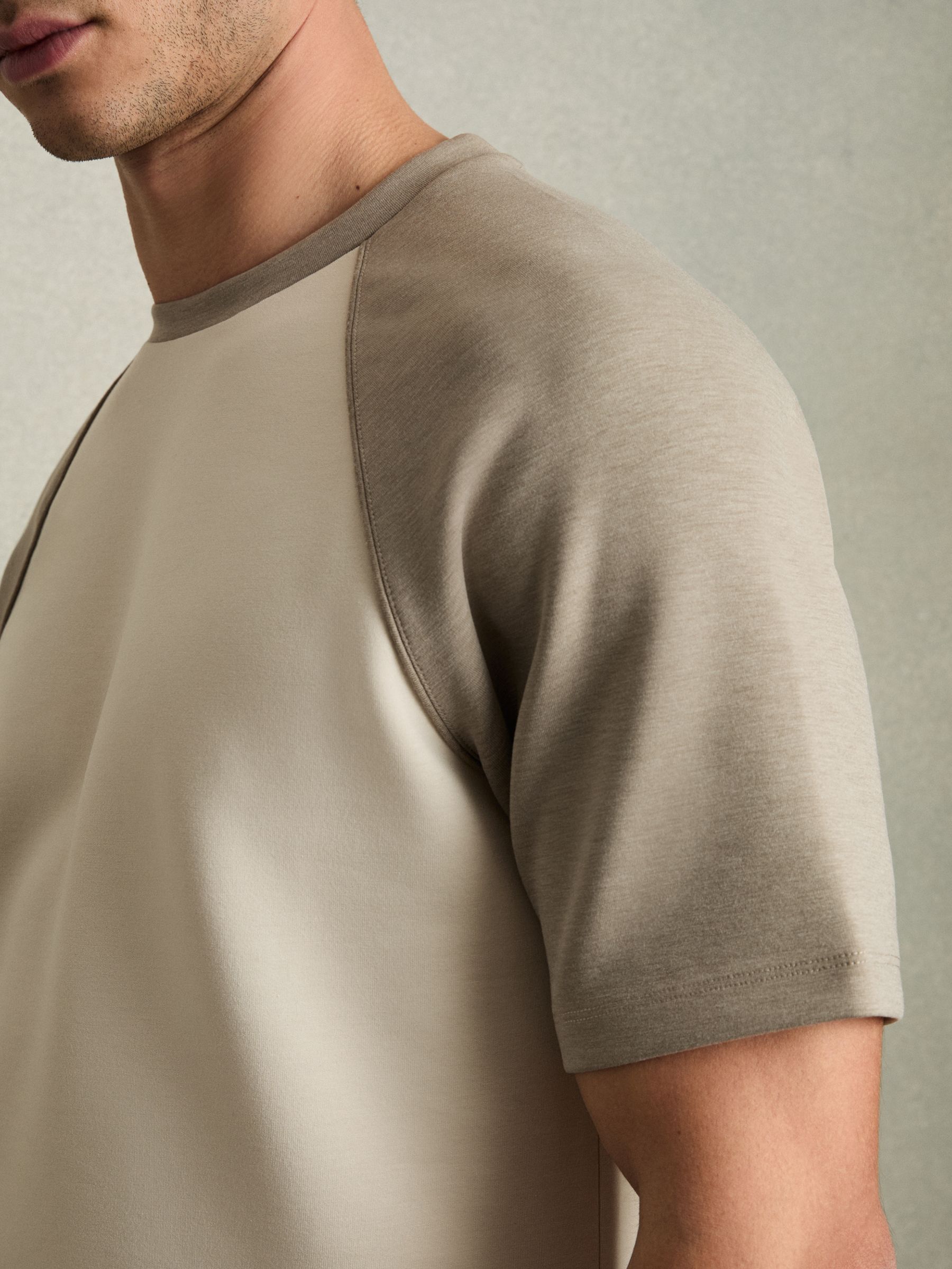 Interlock-Jersey Colour-Block T-Shirt in Off White/Taupe - Image 3 of 5