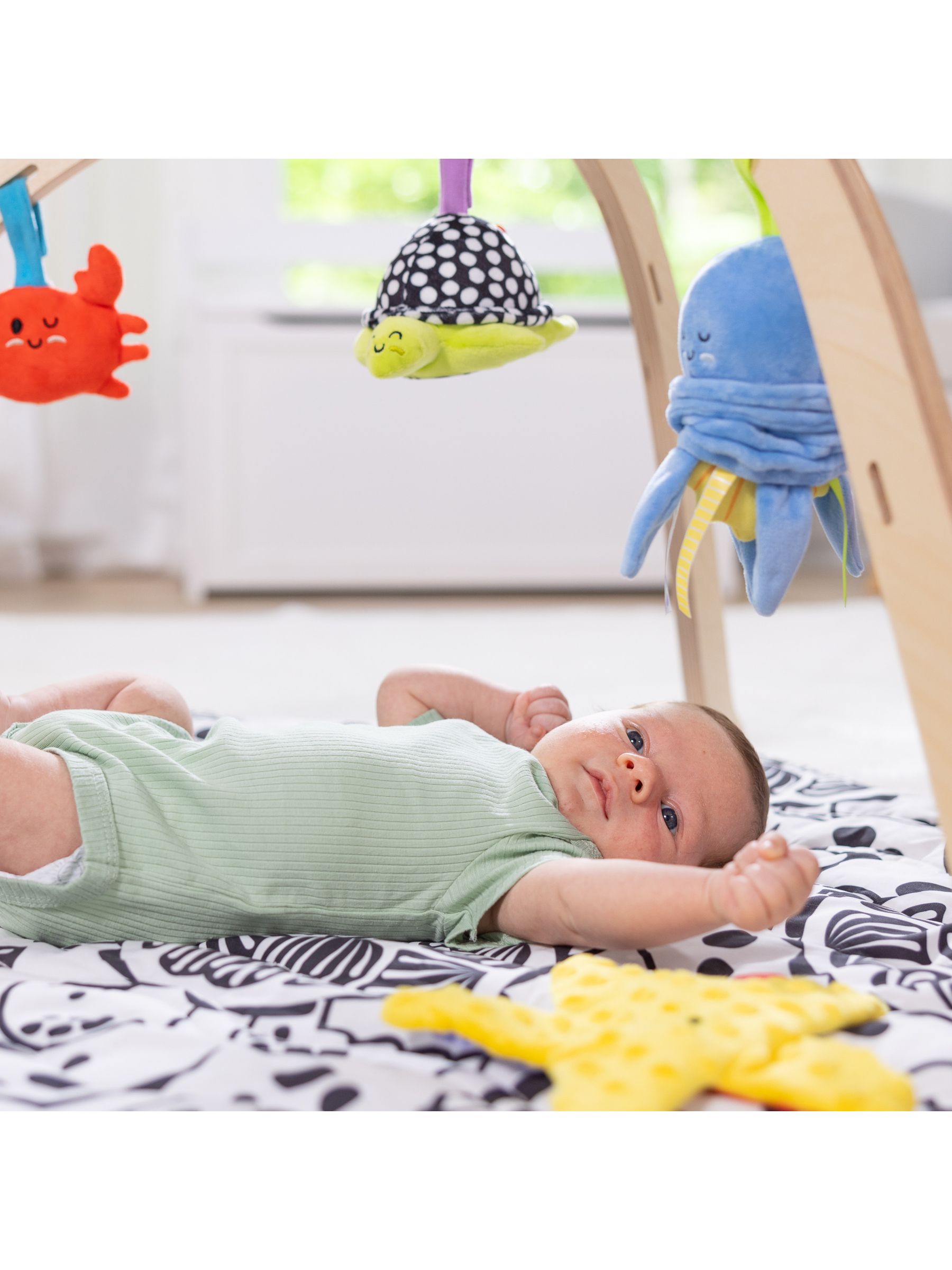 Melissa & Doug No Colour Ocean Easy-Fold Play Gym - Image 6 of 9