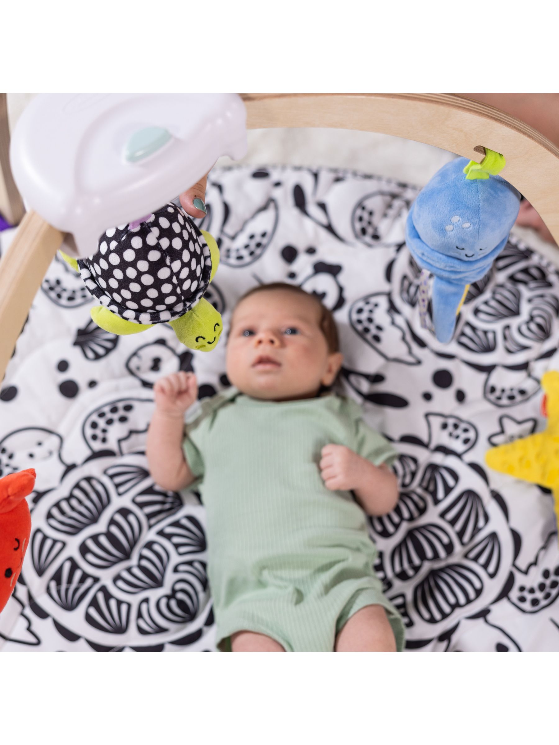 Melissa & Doug No Colour Ocean Easy-Fold Play Gym - Image 7 of 9