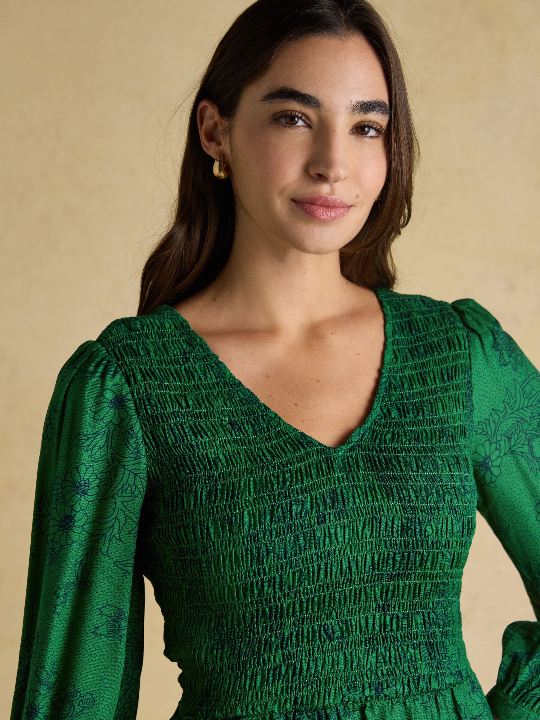 Lilliana Green Shirred V-Neck Long Sleeve Midi Print Dress - Image 3 of 7