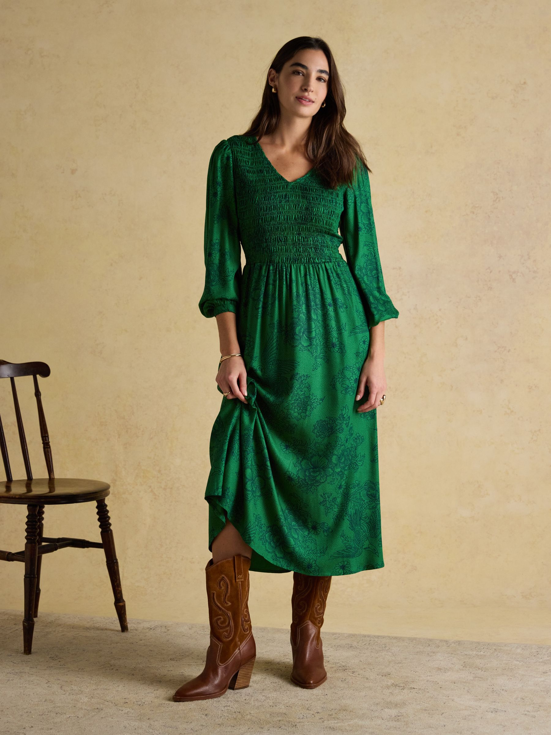 Lilliana Green Shirred V-Neck Long Sleeve Midi Print Dress - Image 4 of 7