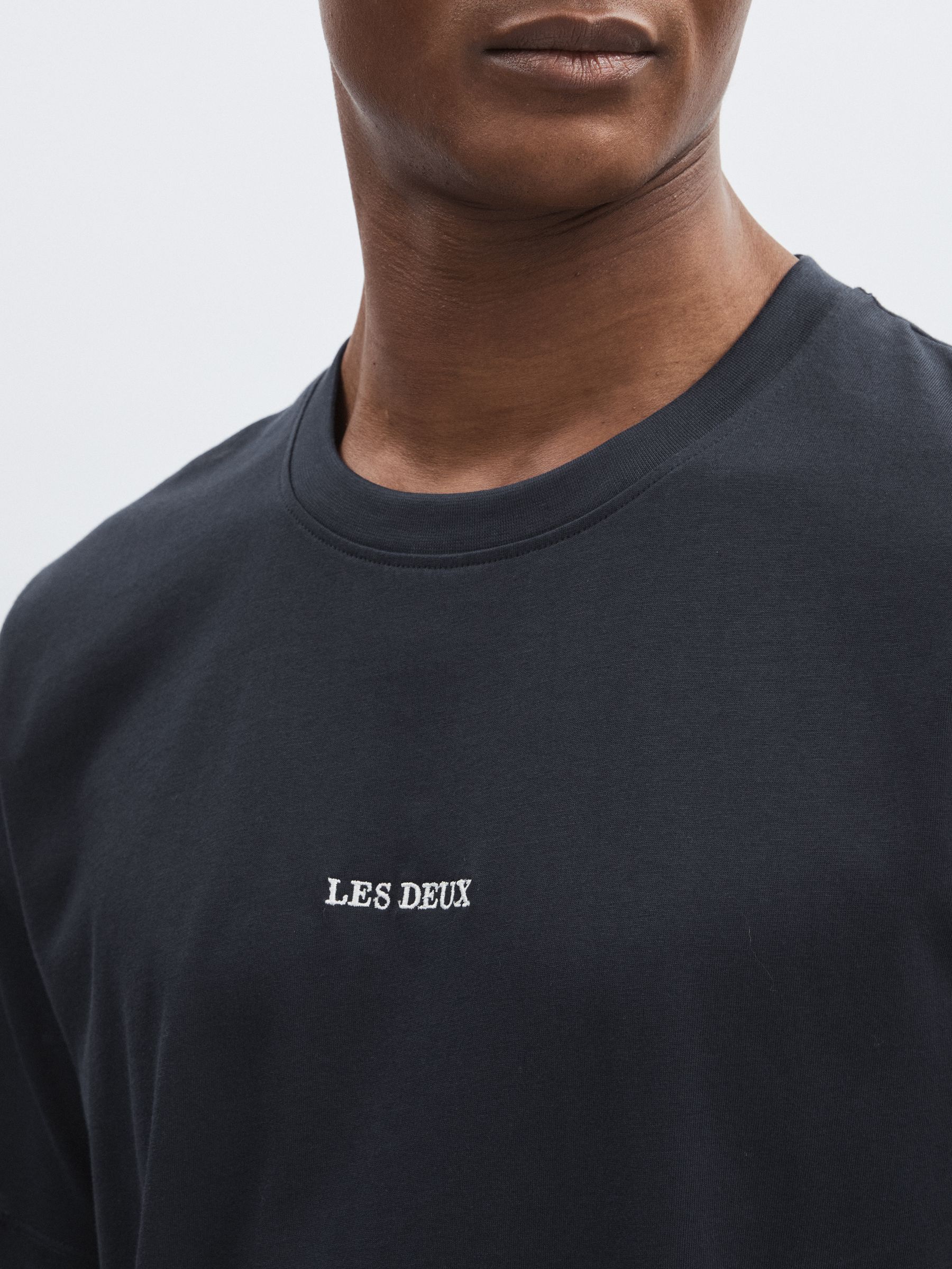 Les Deux Organic Cotton Logo T-Shirt in Navy Blue - Image 3 of 5