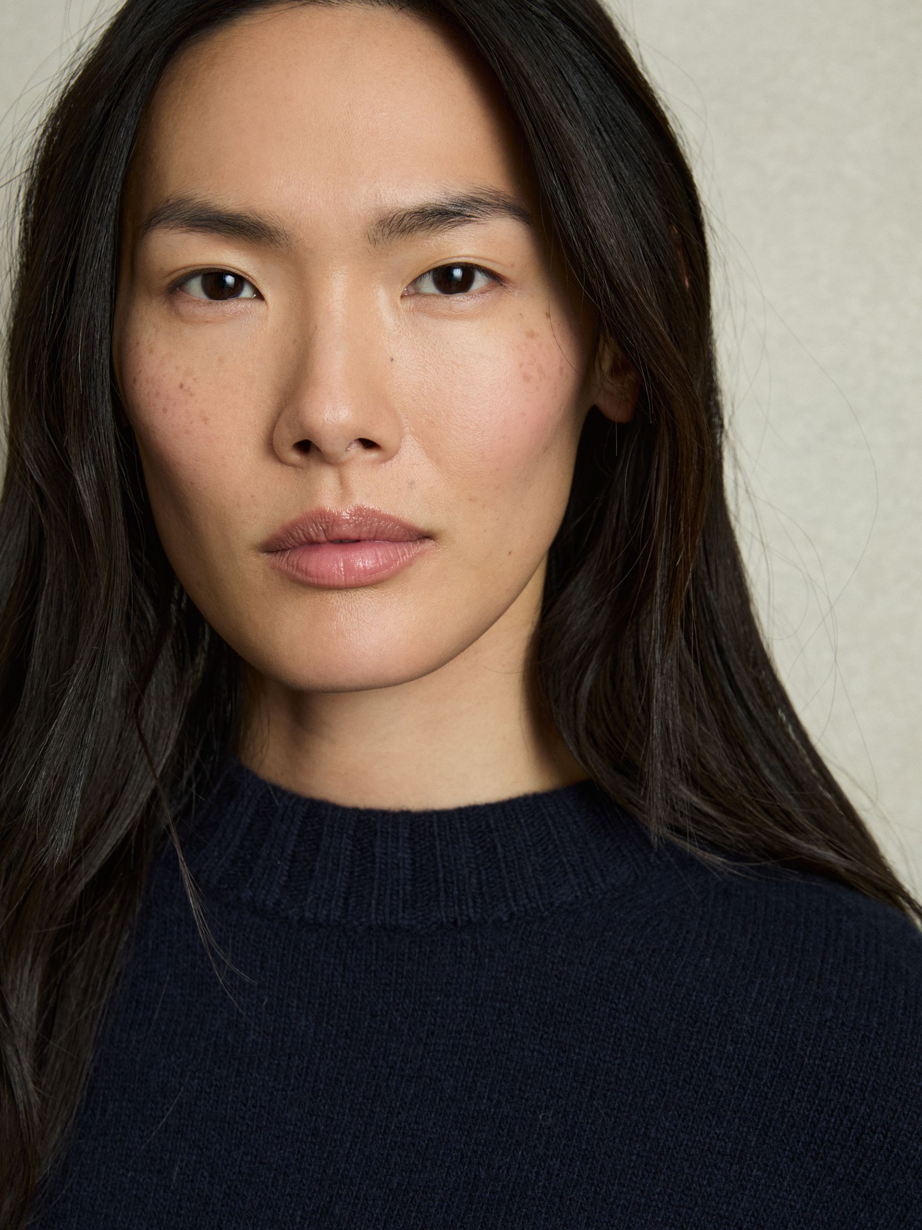 Wool-Cashmere Crew Neck Jumper in Navy - Image 4 of 6