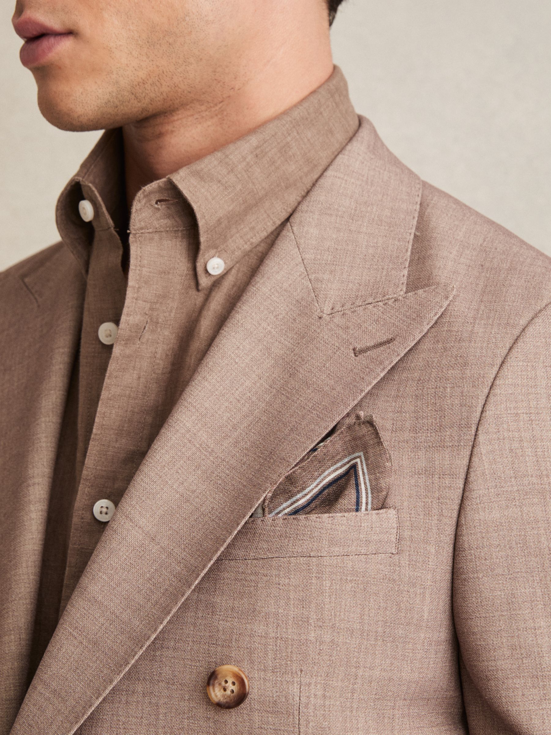 Soft Brown - منديل جيب كتان مربع الشكل Fiorello من Reiss - صورة 2 من 4 Soft Brown - منديل جيب كتان مربع الشكل Fiorello من Reiss - صورة 2 من 4