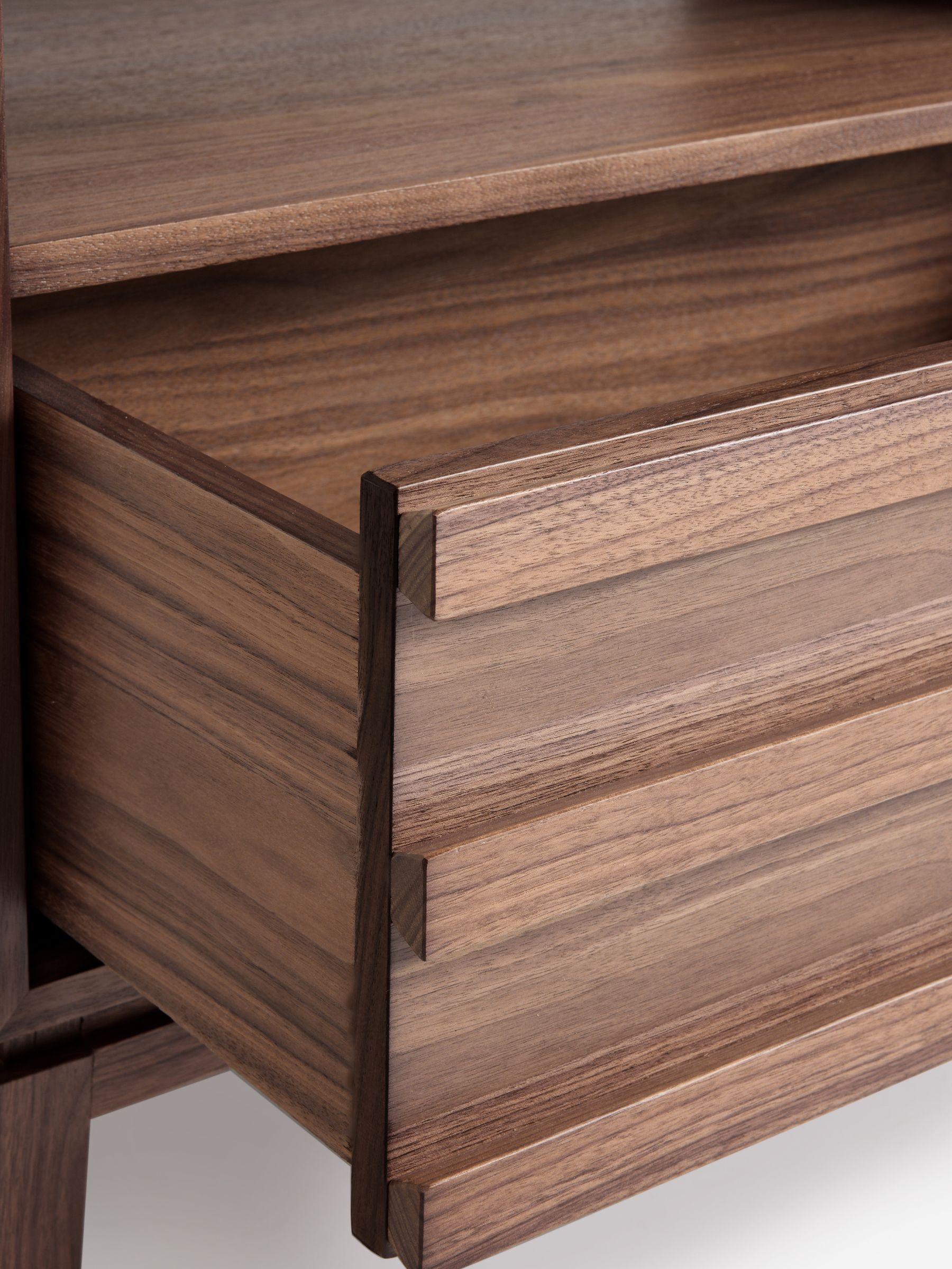Jasper Conran London Walnut 1 Drawer Belgrave 1 Drawer Wide Bedside Table - Image 9 of 9 Jasper Conran London Walnut 1 Drawer Belgrave 1 Drawer Wide Bedside Table - Image 9 of 9