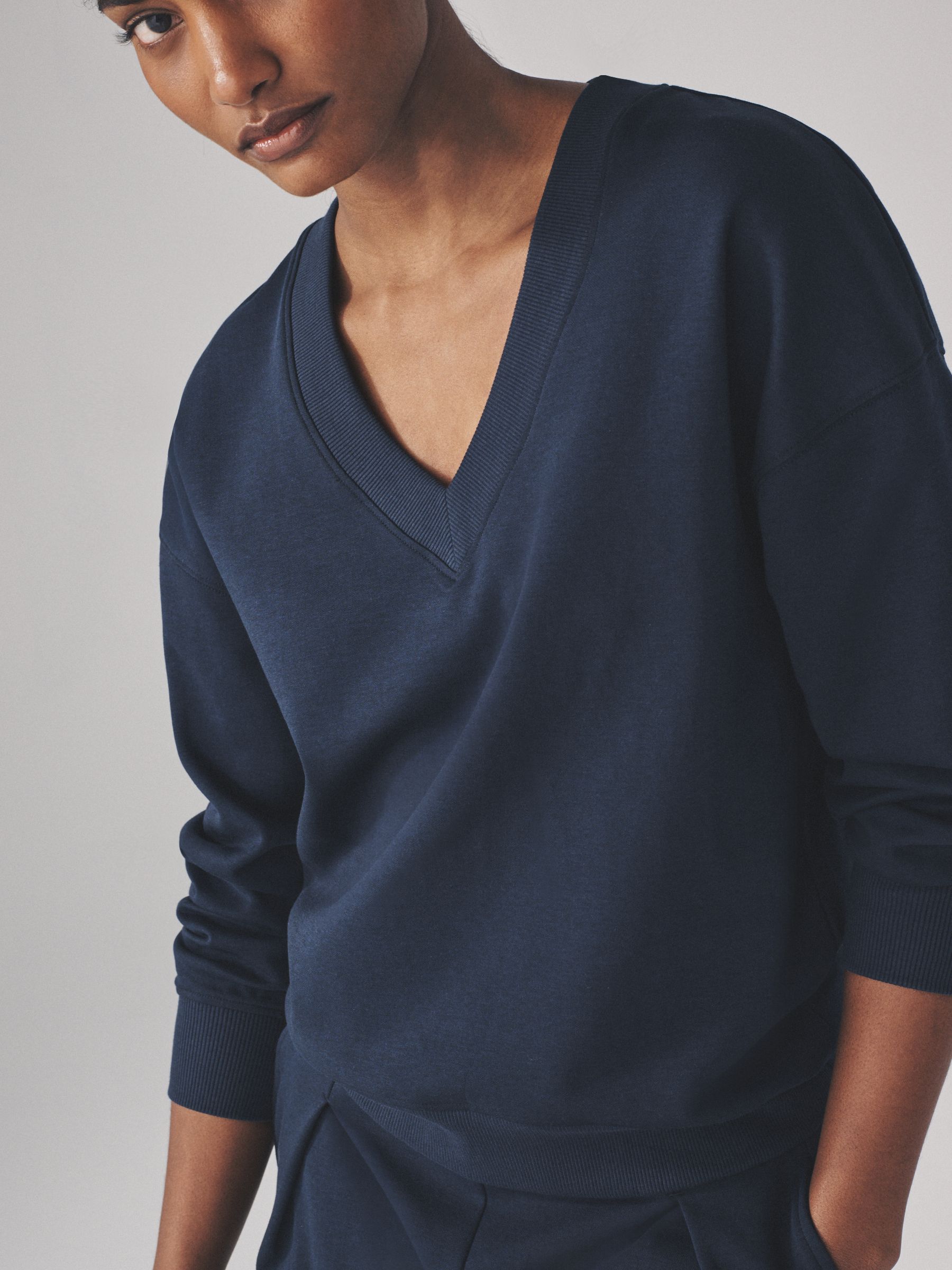 2 Pack Heavyweight Premium V-Neck Sweatshirt - Image 4 of 9