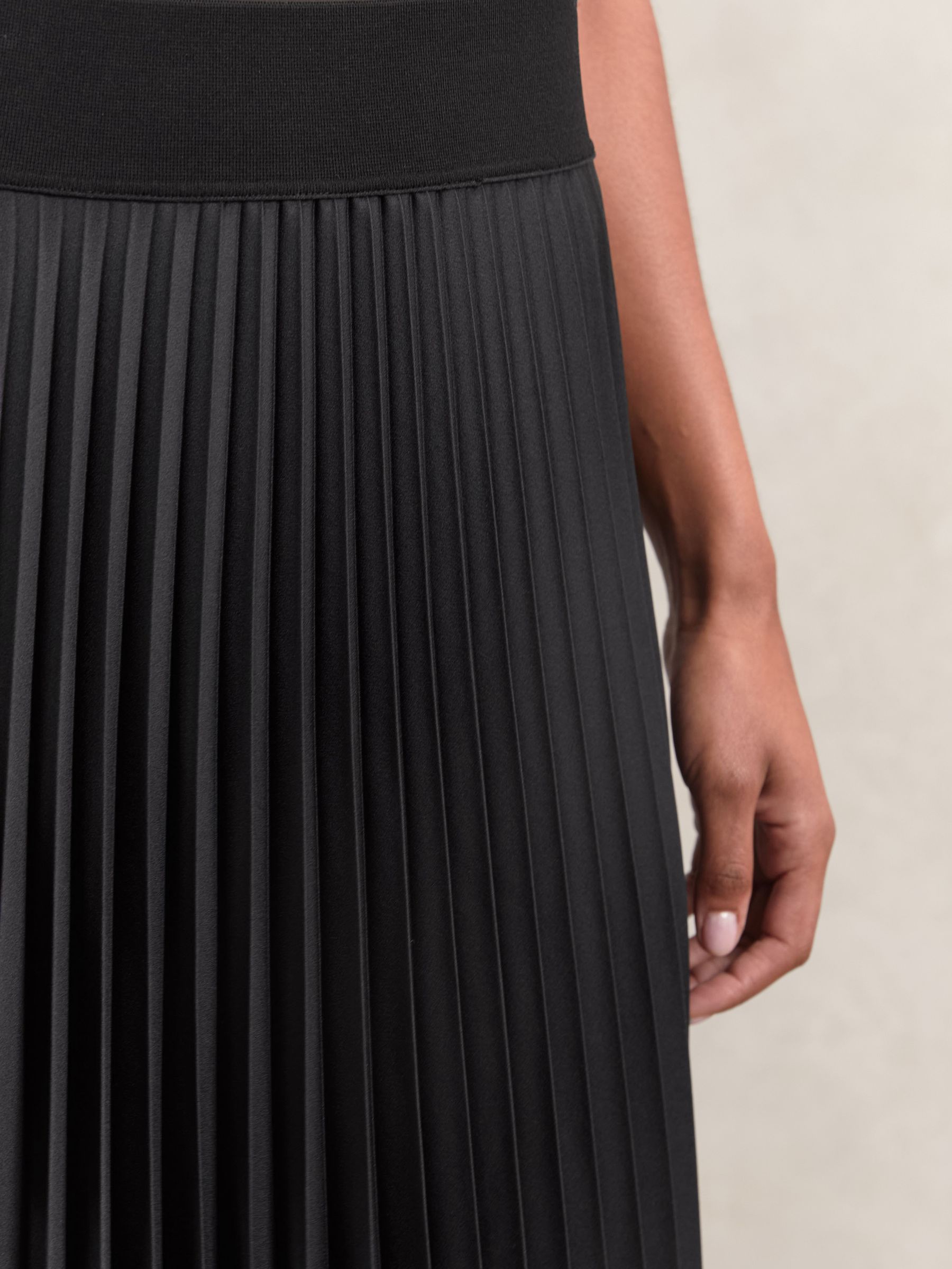 Reiss Pleated Midi Skirt in Black - REISS