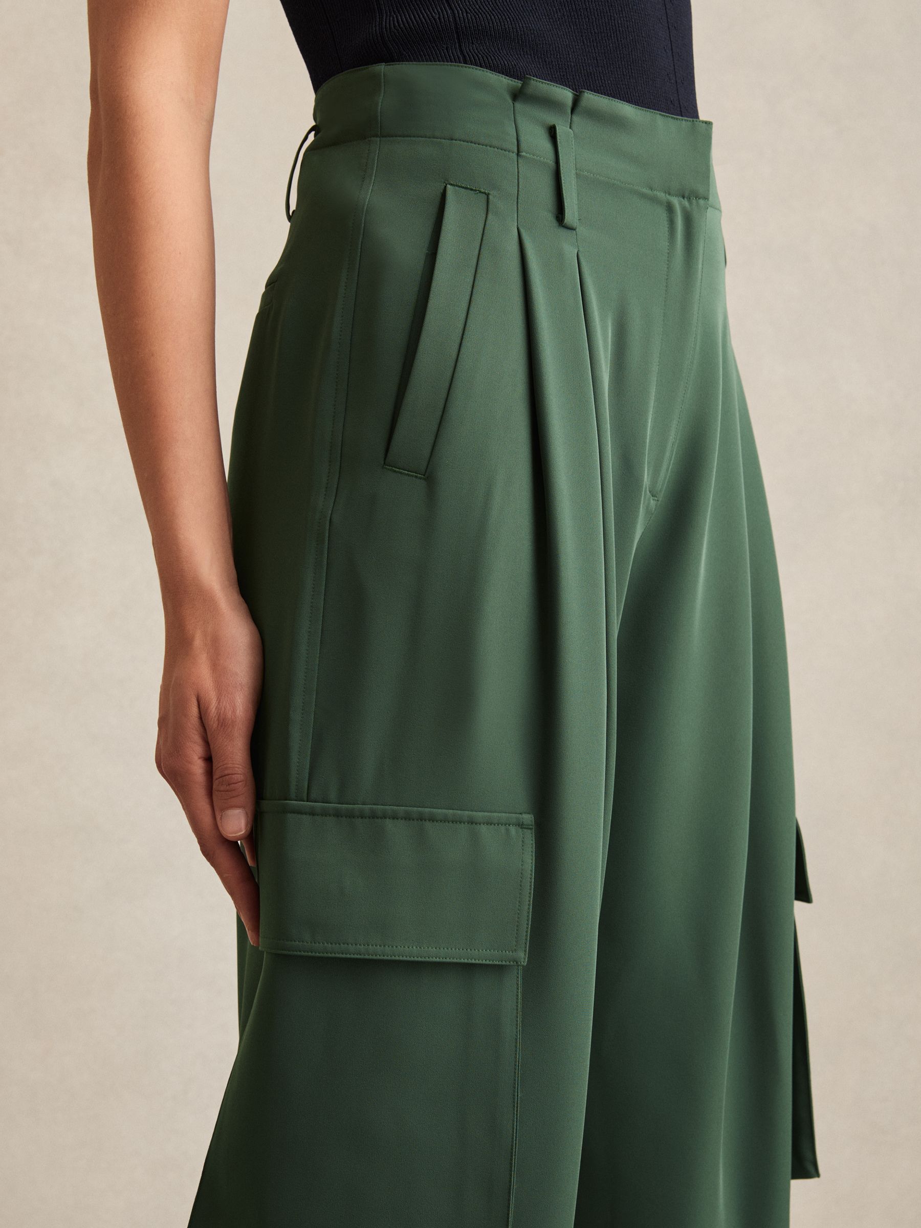 Wide-Leg Pleated Cargo Trousers in Green - Image 4 of 6