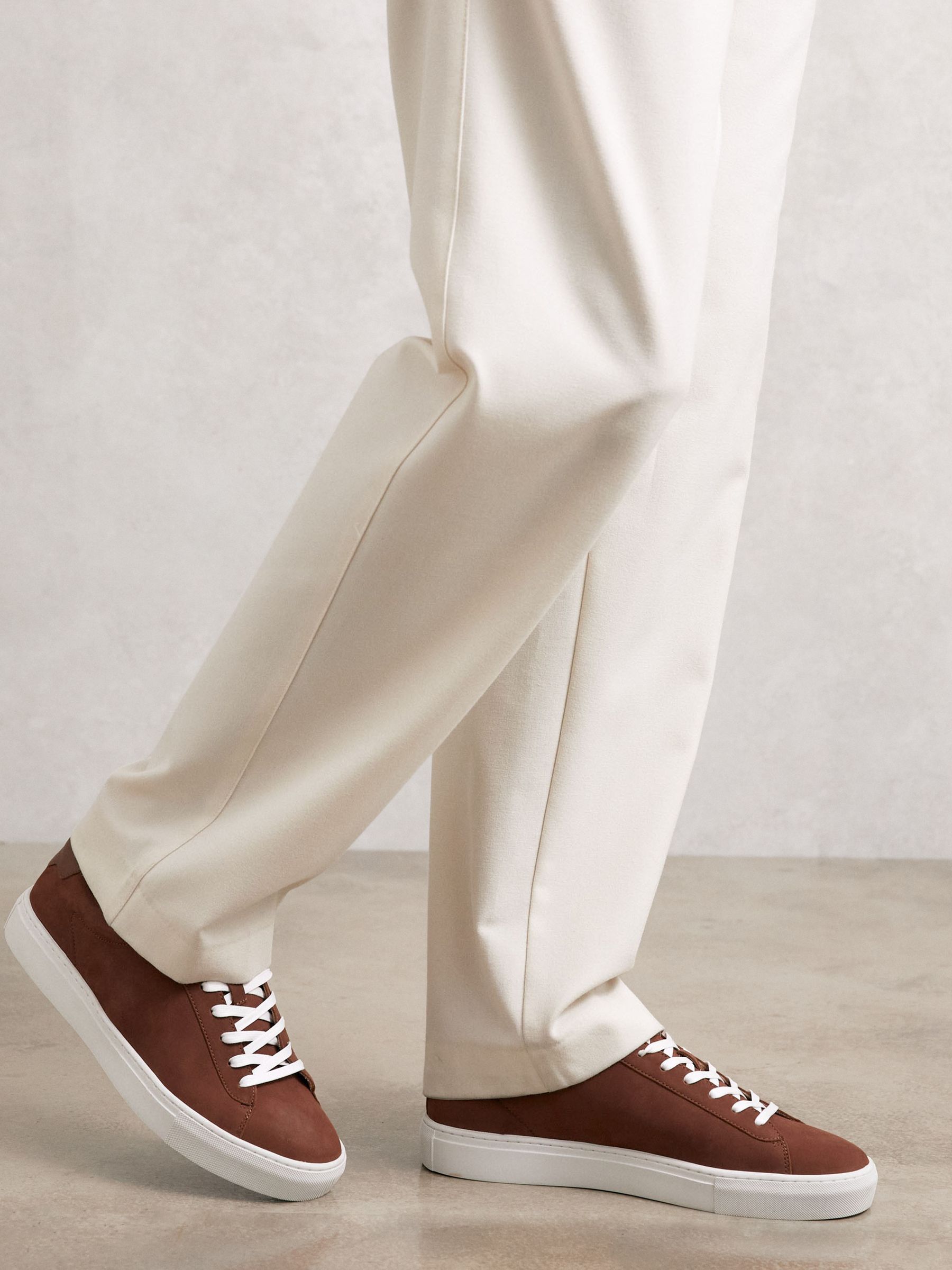 أحمر طوبي - حذاء رياضي جلد مقلوب بقبة منخفضة Finley Nubuck من Reiss - صورة 2 من 5 أحمر طوبي - حذاء رياضي جلد مقلوب بقبة منخفضة Finley Nubuck من Reiss - صورة 2 من 5