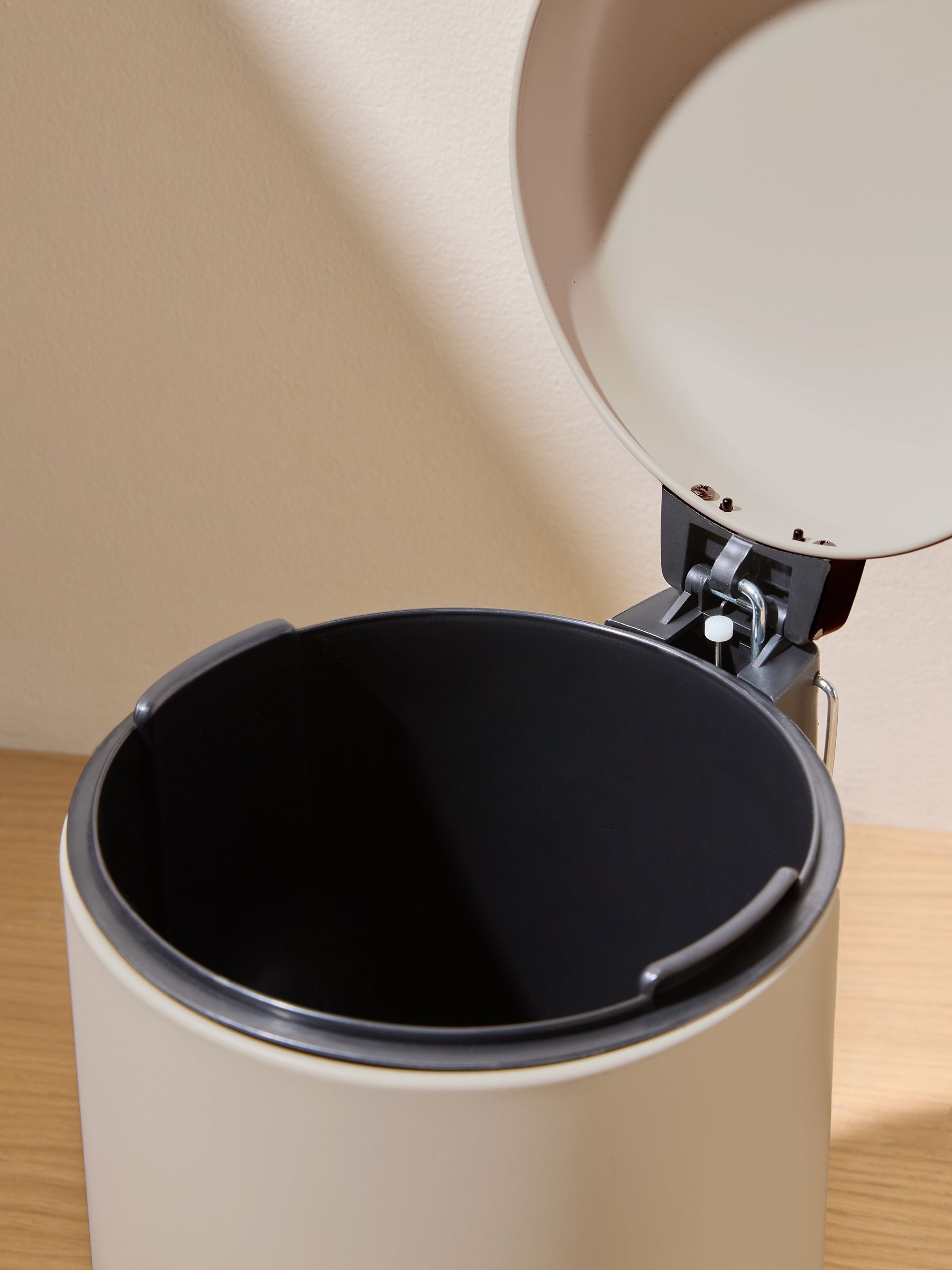 Joss 5 Litre Soft Close Pedal Bin in Cream - Image 2 of 4