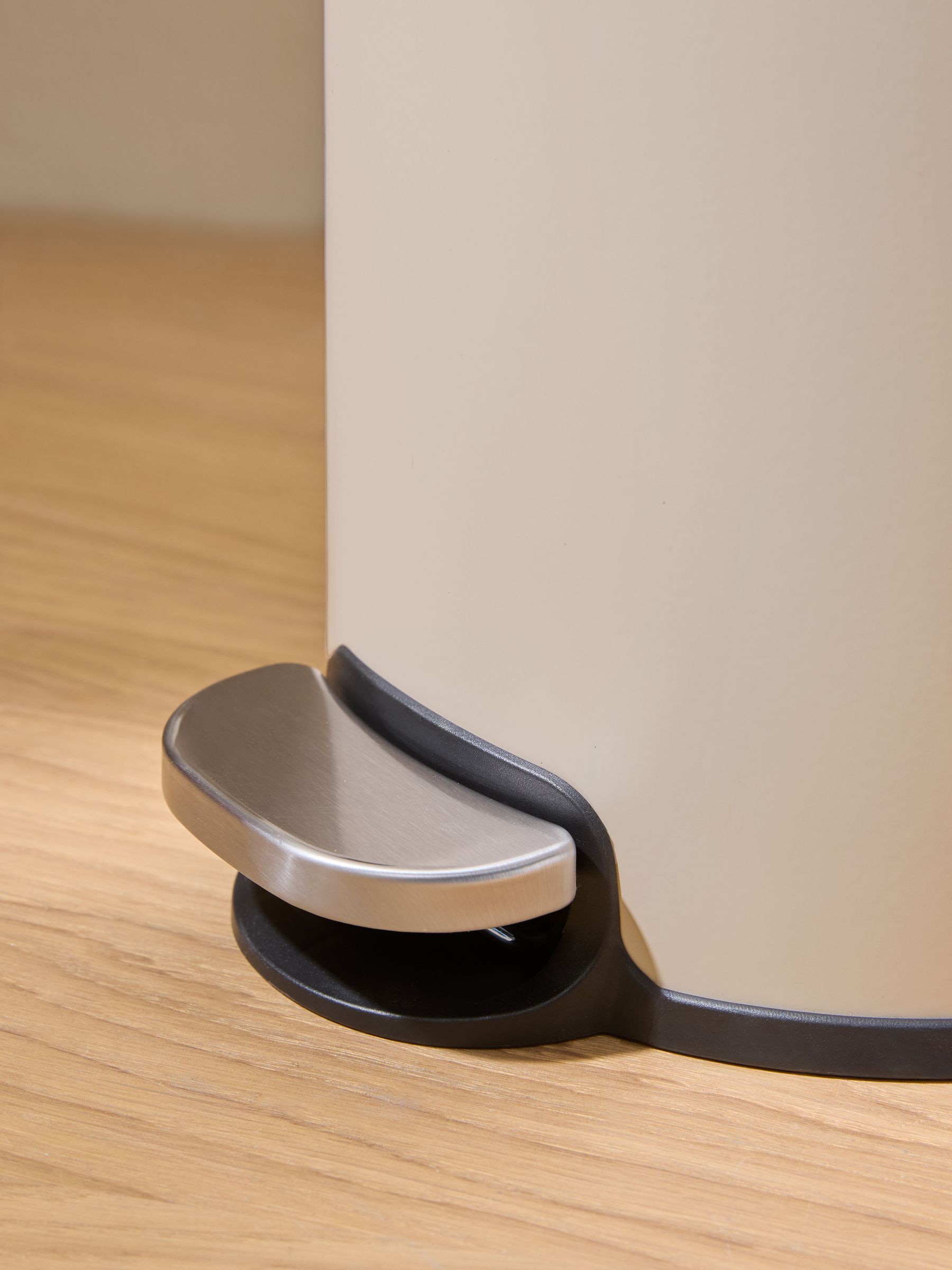 Joss 5 Litre Soft Close Pedal Bin in Cream - Image 3 of 4