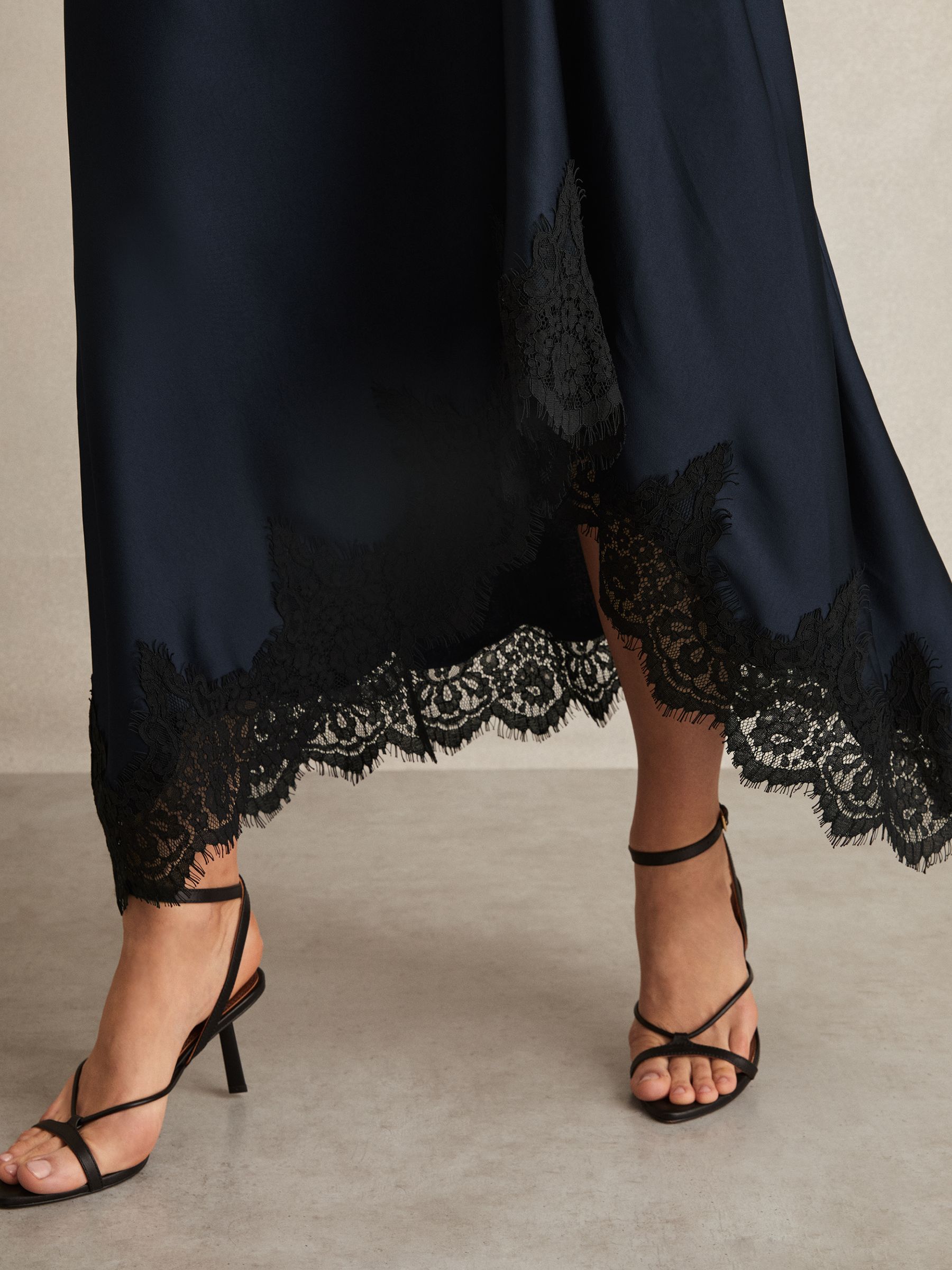 【海外限定】REISSドレス☆Anais Satin Drape Lace-Trim Midi Dr Reiss Satin Drape Lace-Trim Dress in Navy | REISS