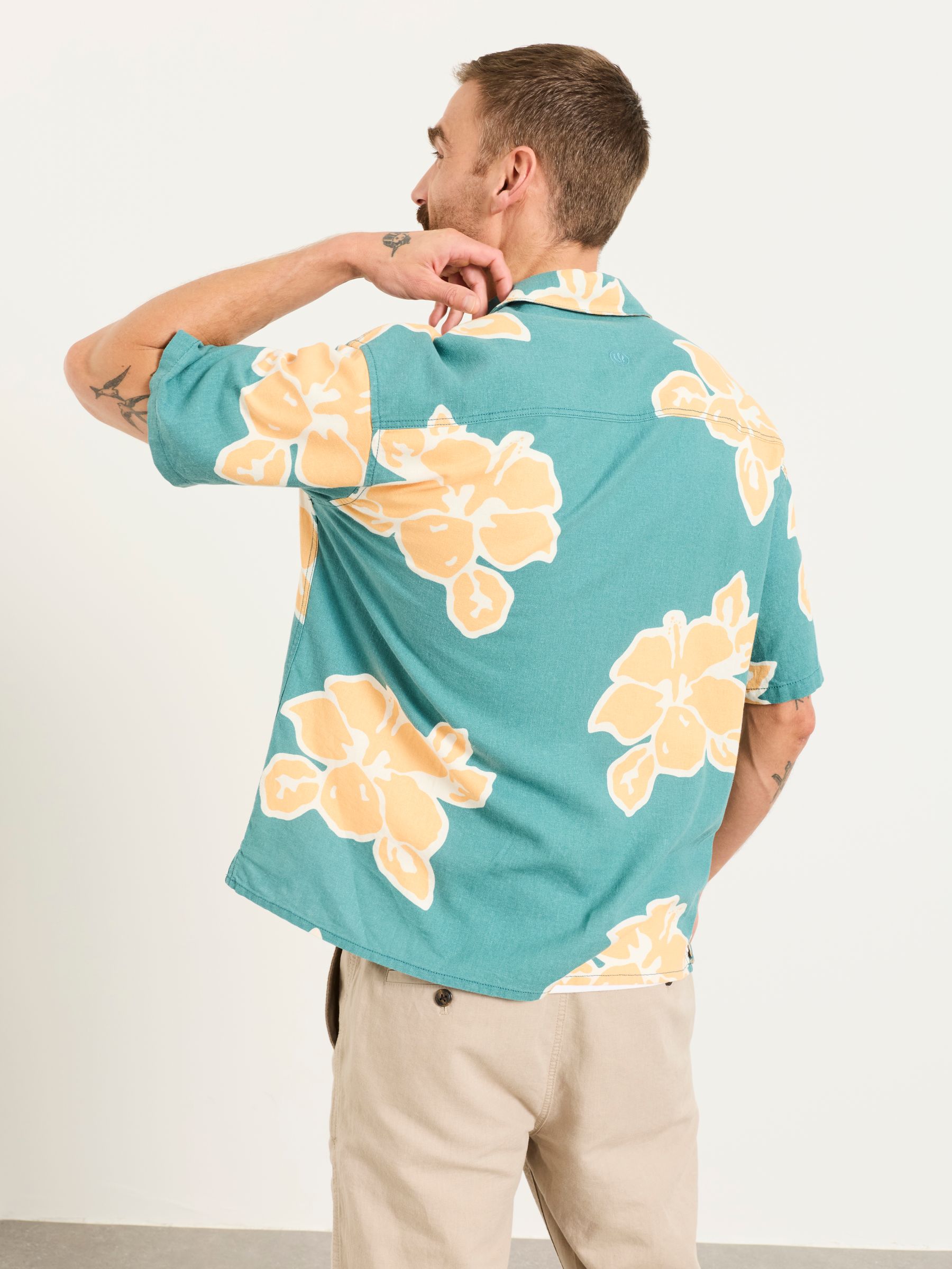 Green Short Sleeve Relaxed Fit Large Hawaiian Floral Shirt - Image 2 of 6