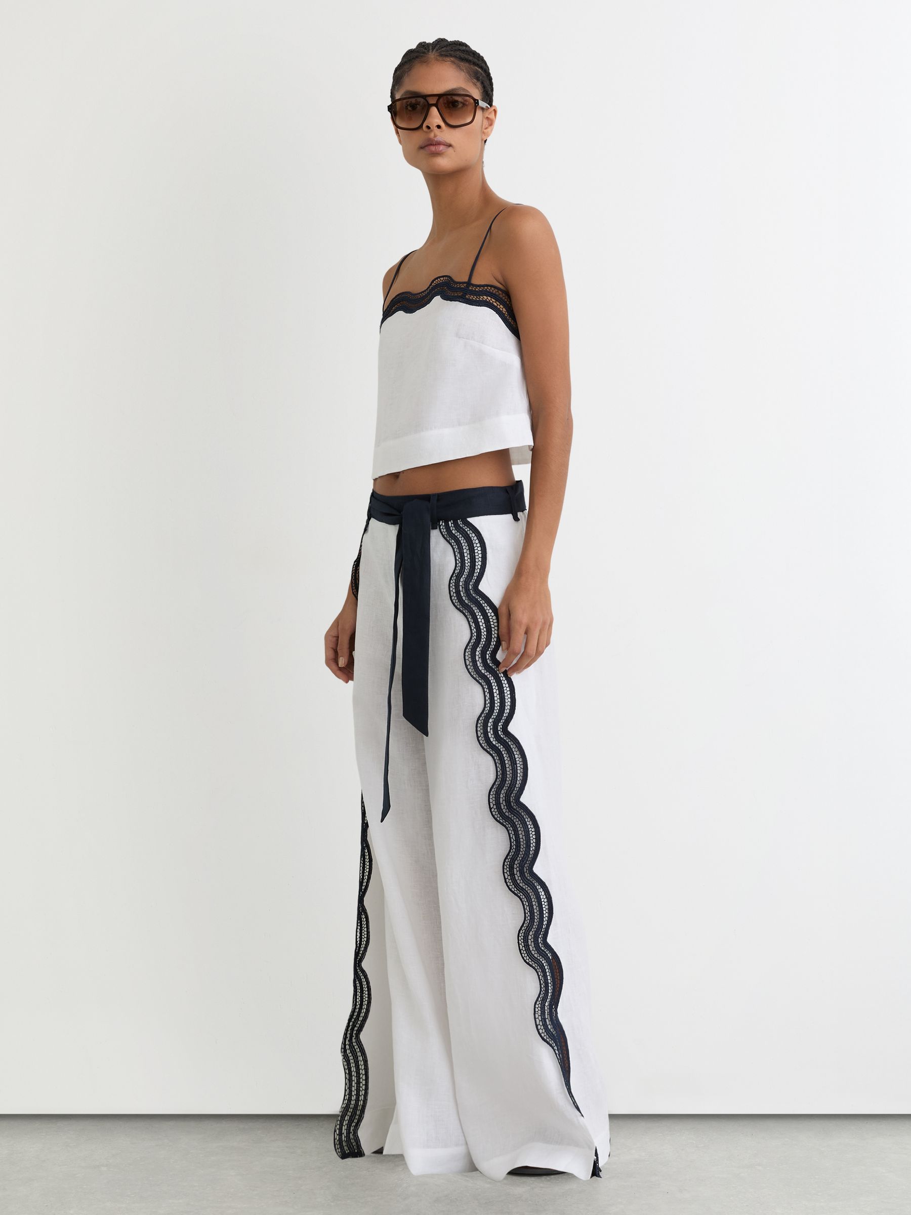 Leinen-Cami-Oberteil mit Muschelsaum in Elfenbein/Marineblau - Bild 3 von 7