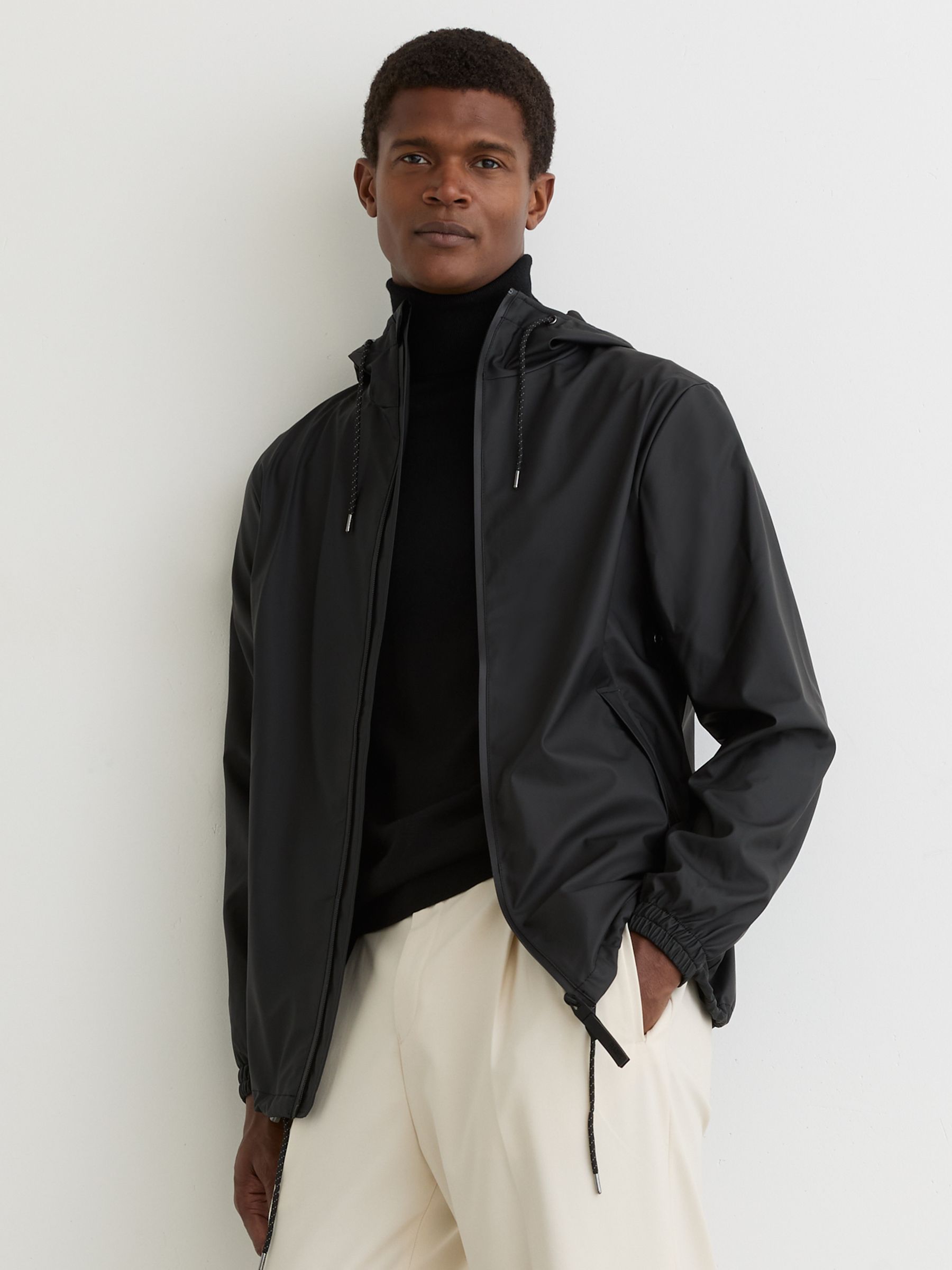 معطف واقٍ من المطر مقاوم للماء بهودي باللون الأسود من Rains - صورة 1 من 5