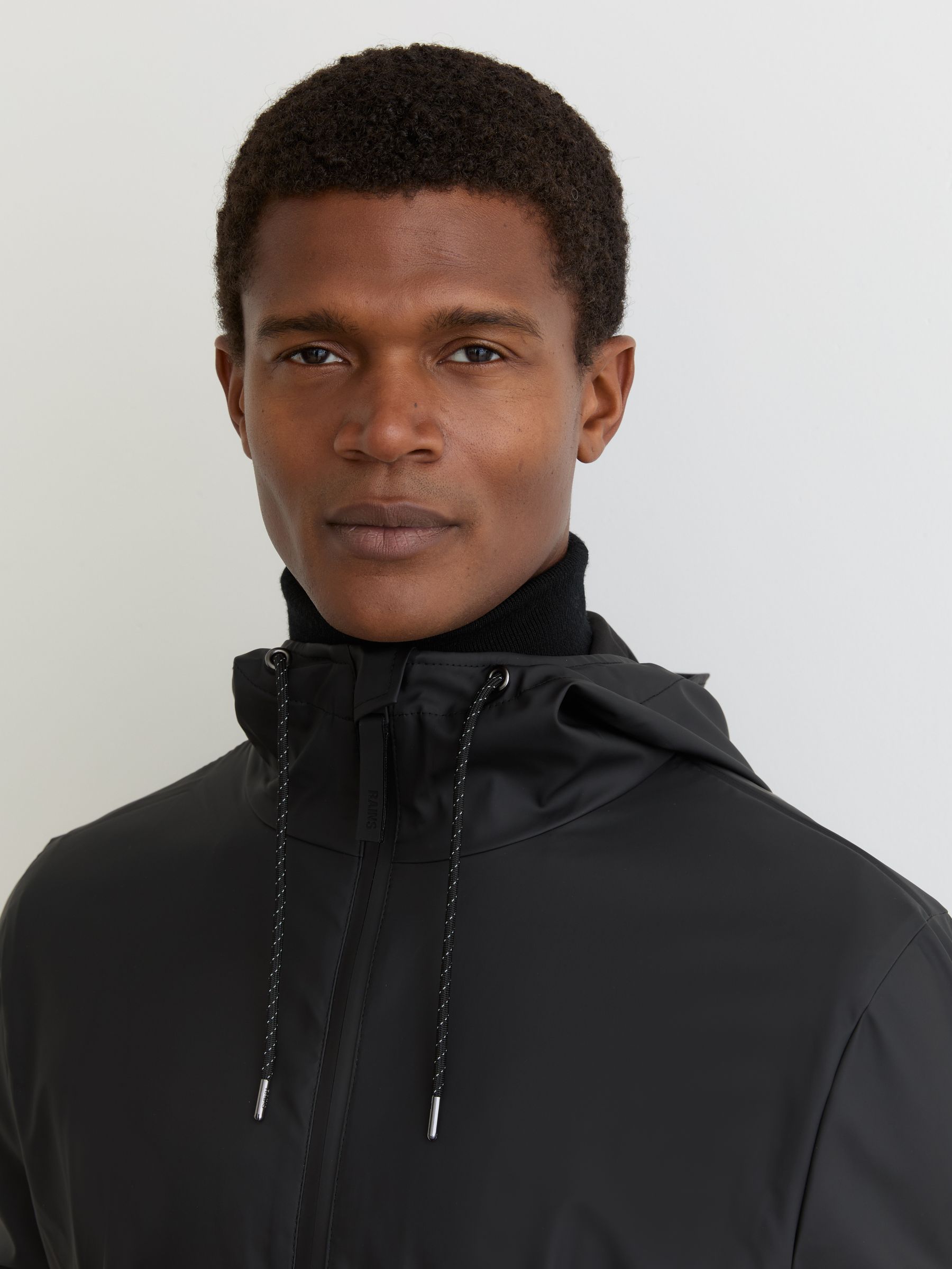 معطف واقٍ من المطر مقاوم للماء بهودي باللون الأسود من Rains - صورة 3 من 5