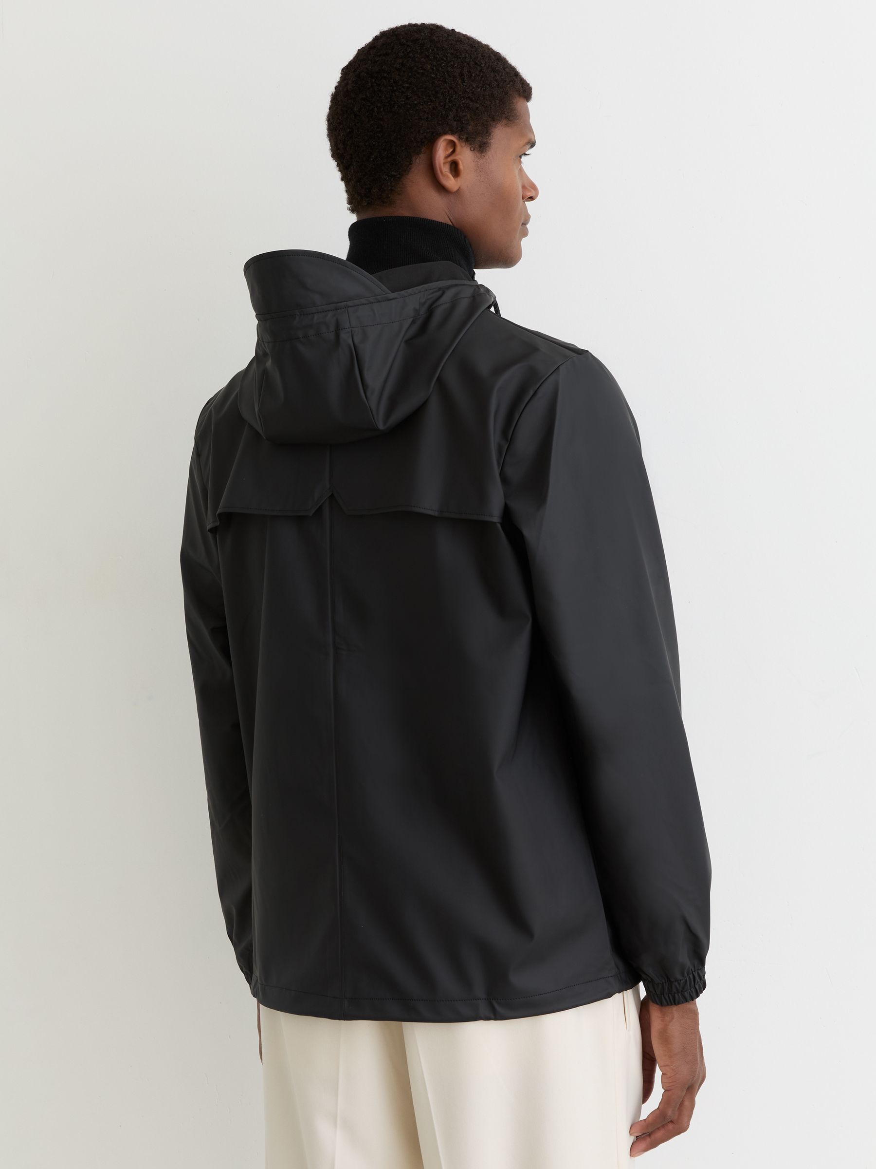 معطف واقٍ من المطر مقاوم للماء بهودي باللون الأسود من Rains - صورة 4 من 5