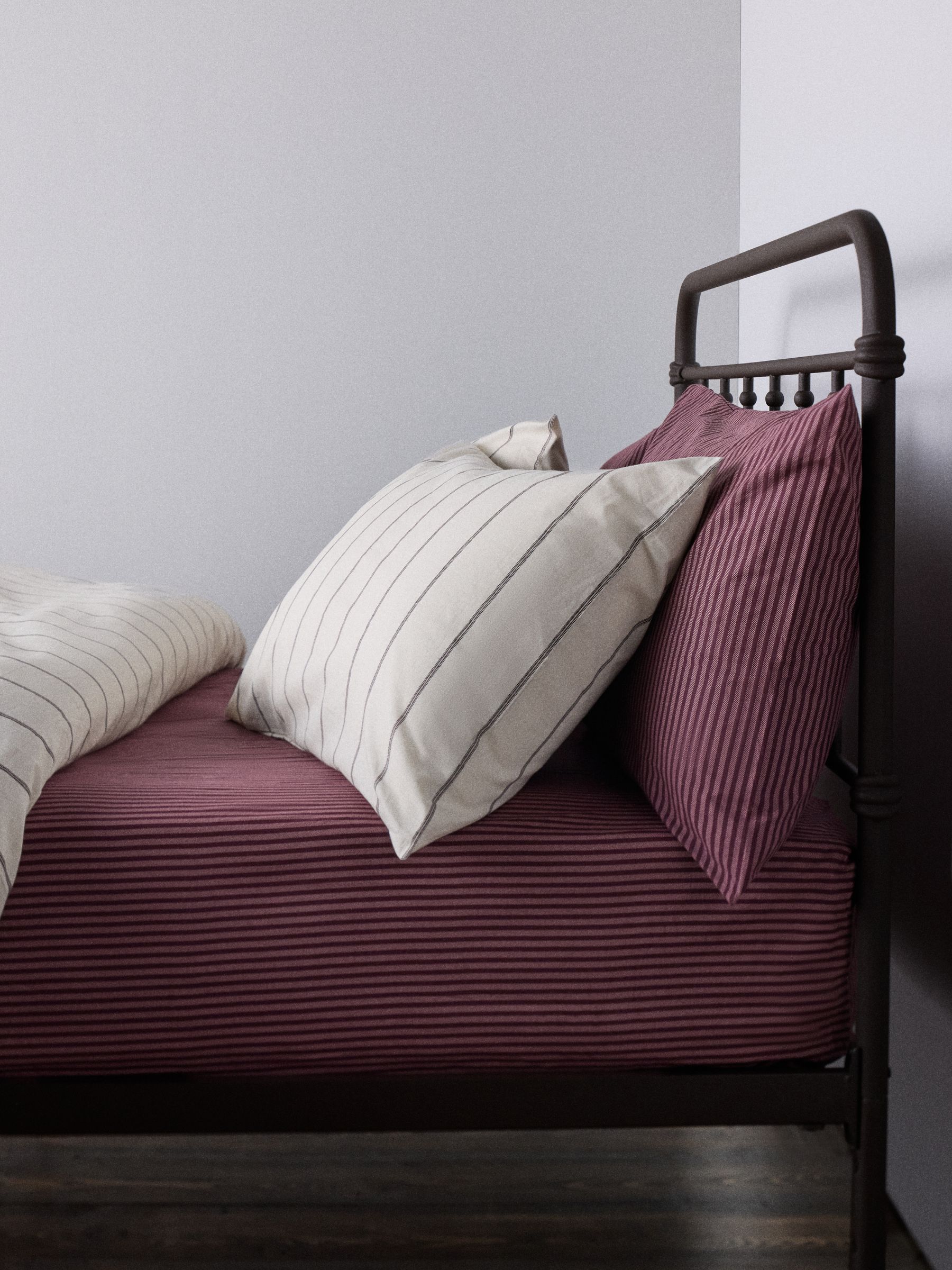 The Set 8 Piece Burgundy Stripe Duvet Cover and Pillowcase Set with Fitted Sheets - Image 3 of 4