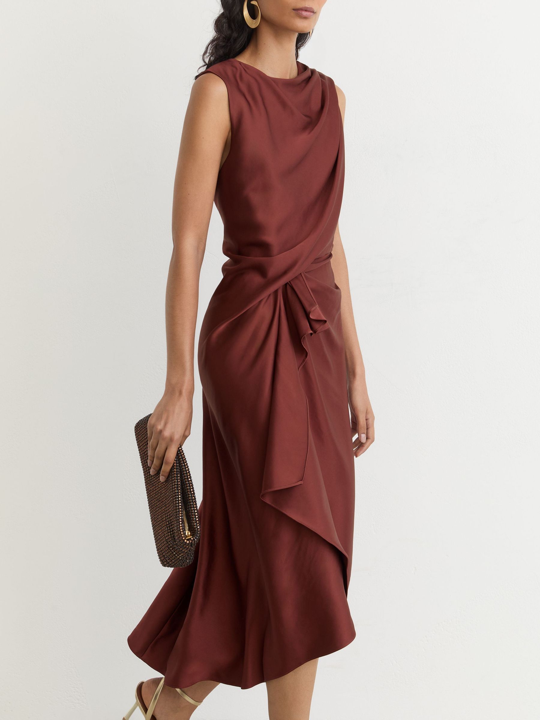 Midikleid aus Satin mit Rüschenbesatz und Drapierung in Rostorange - Bild 4 von 8