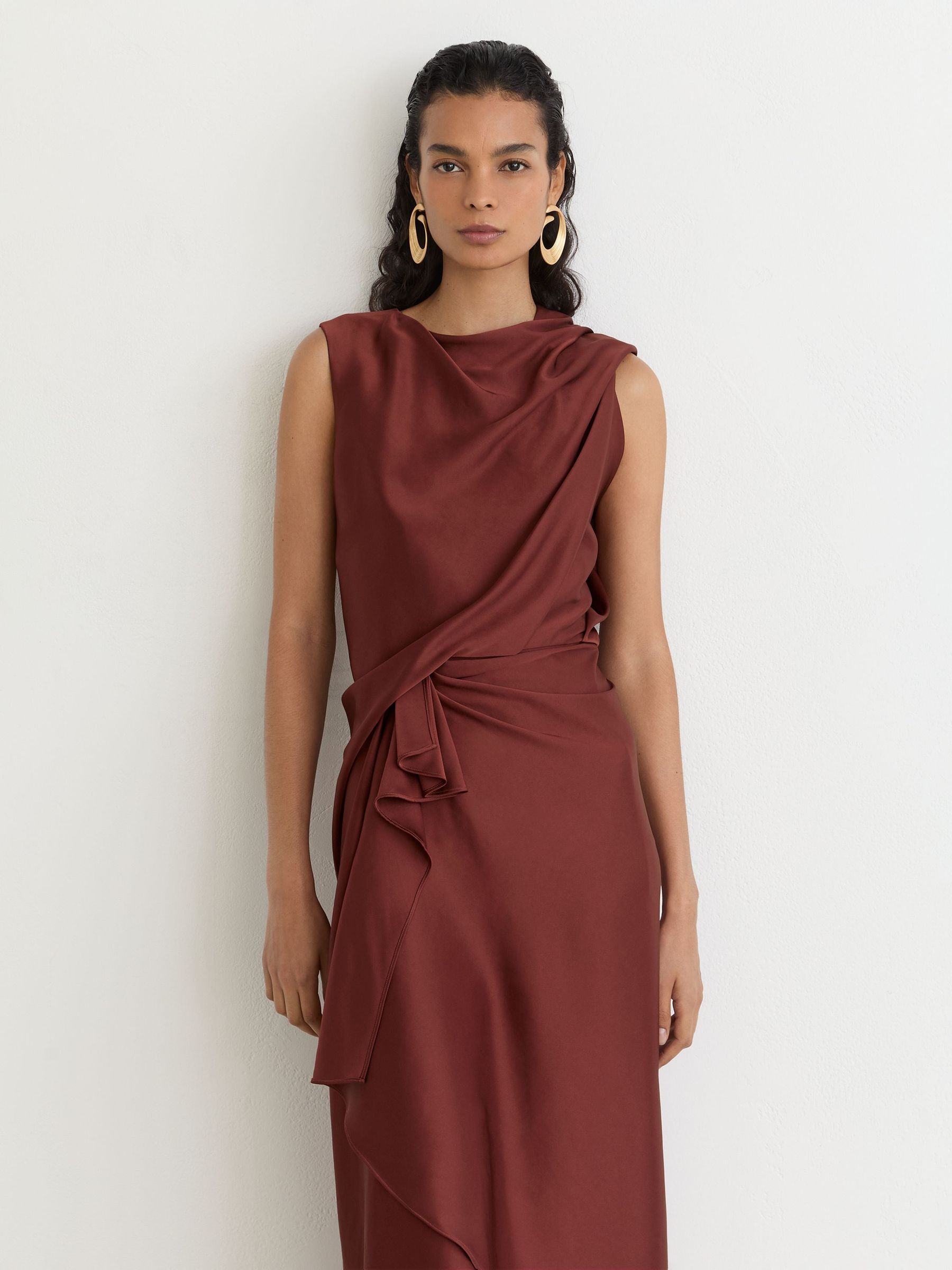 Midikleid aus Satin mit Rüschenbesatz und Drapierung in Rostorange - Bild 5 von 8