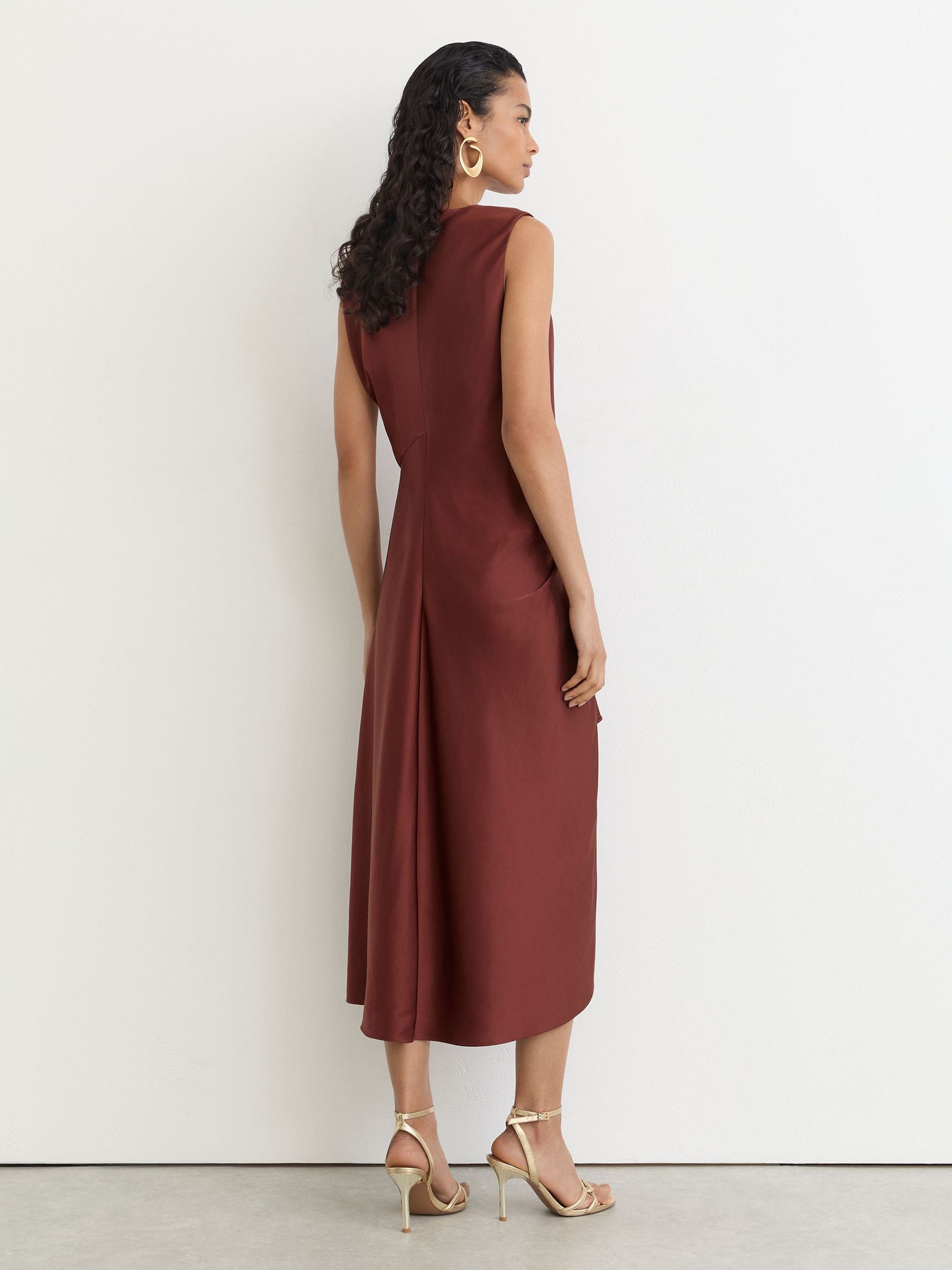 Midikleid aus Satin mit Rüschenbesatz und Drapierung in Rostorange - Bild 6 von 8