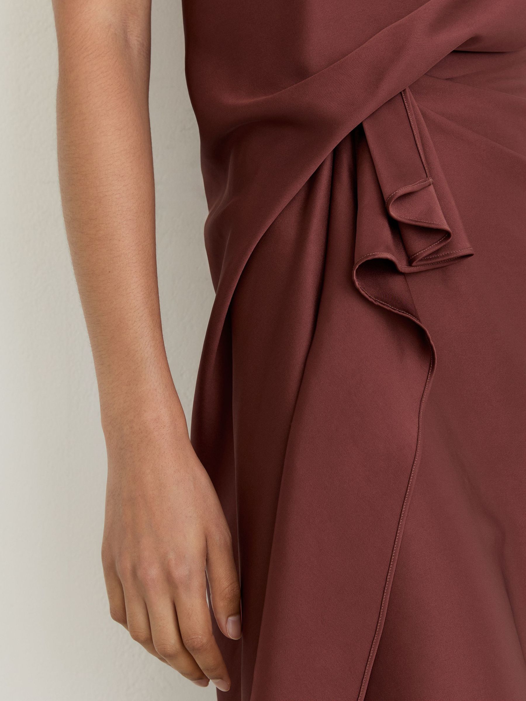 Midikleid aus Satin mit Rüschenbesatz und Drapierung in Rostorange - Bild 7 von 8