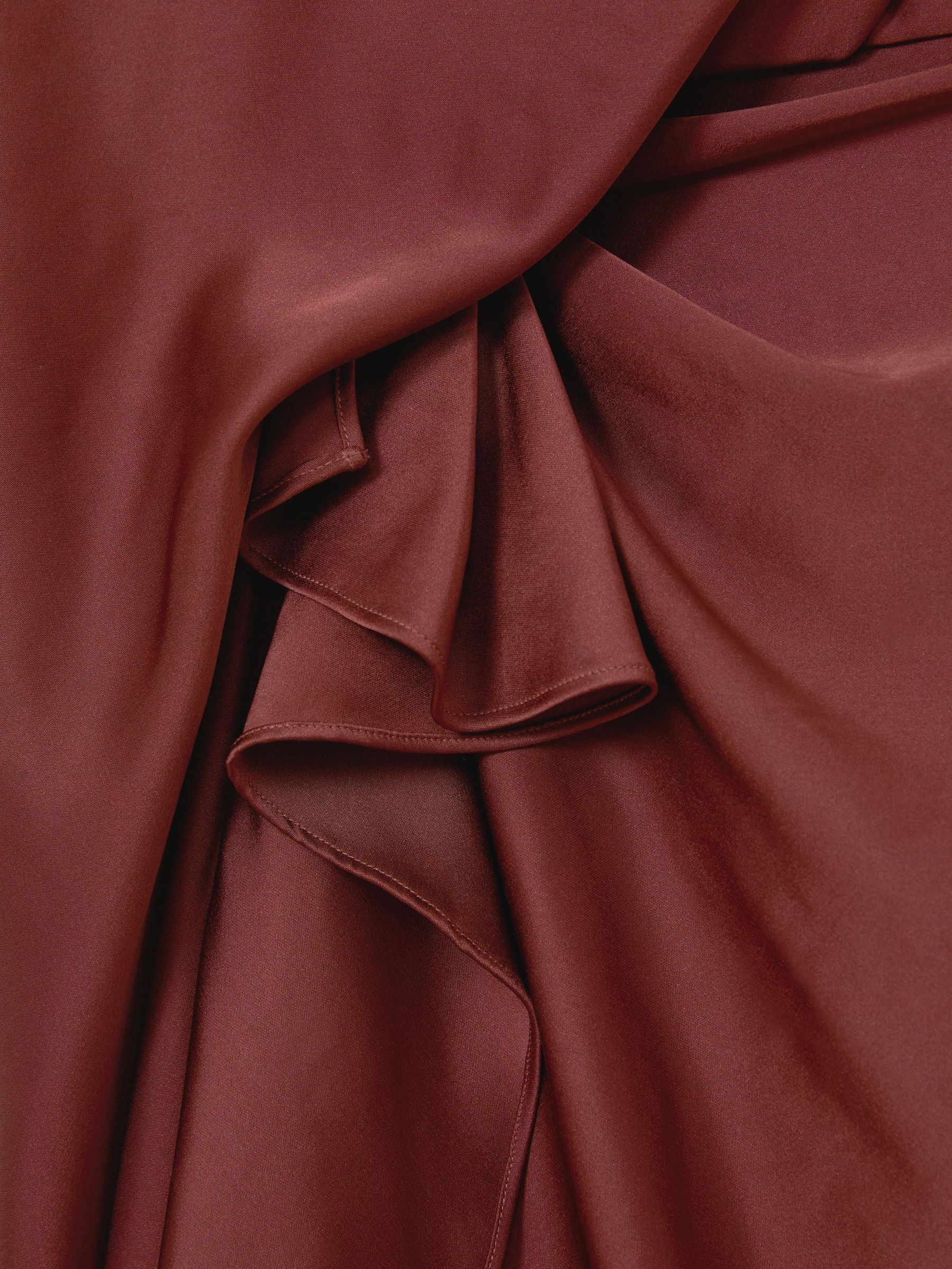 Midikleid aus Satin mit Rüschenbesatz und Drapierung in Rostorange - Bild 8 von 8