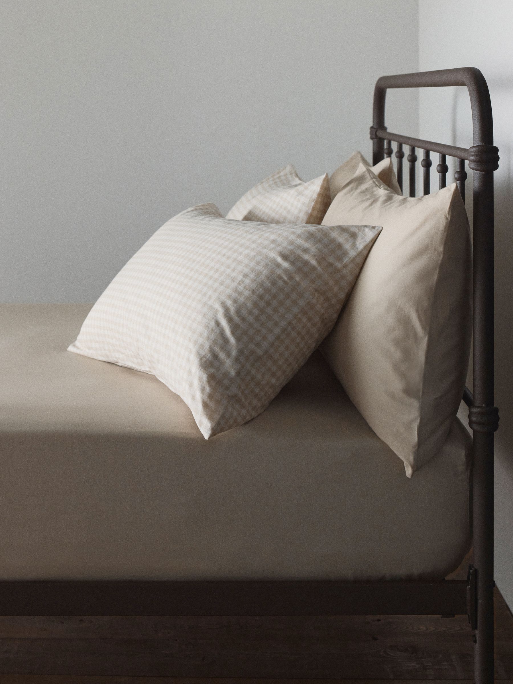 The Set Set of 2 Natural/Gingham Pillowcase and Fitted Sheet - Image 4 of 6