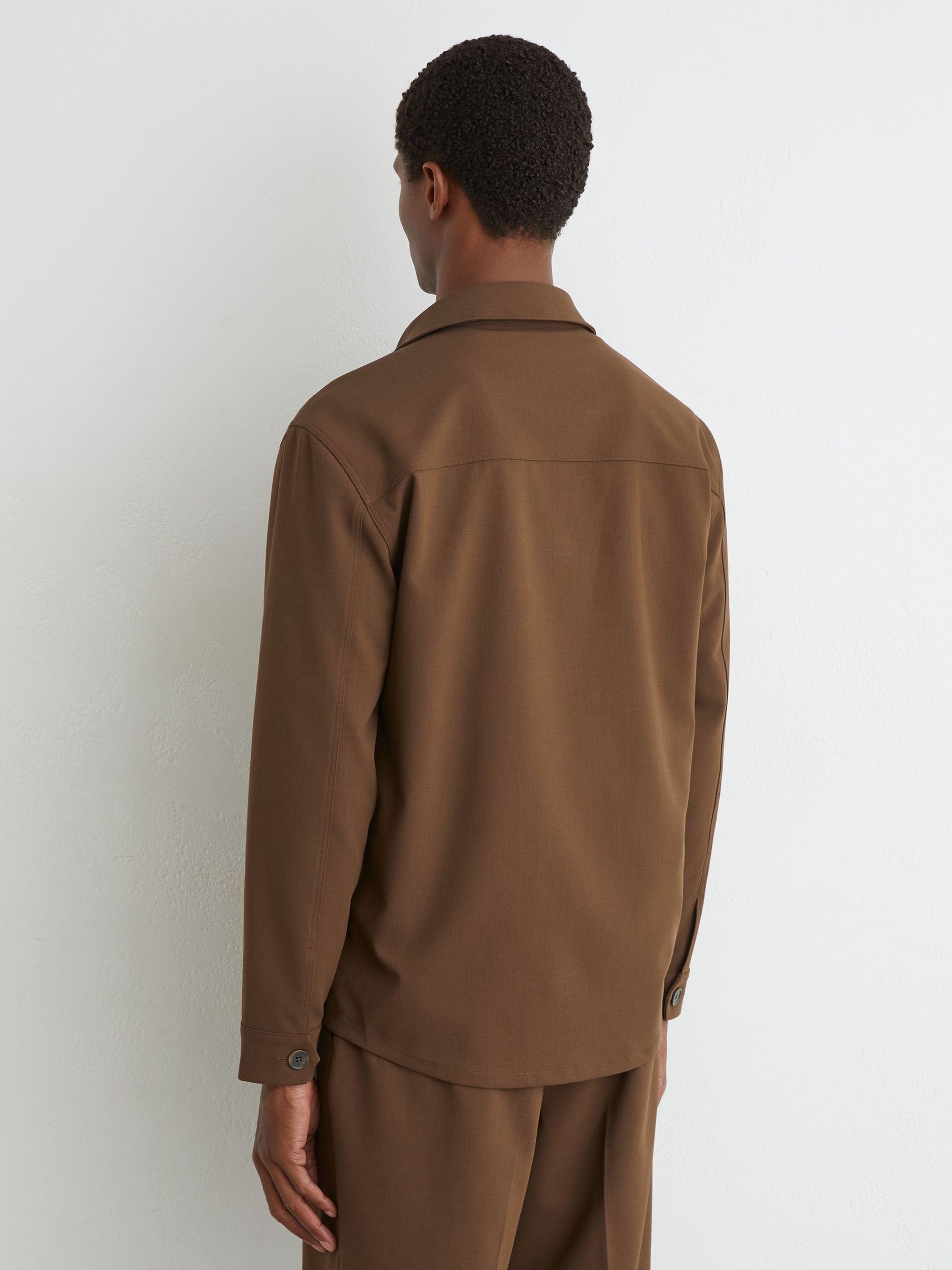 Twin-Pocket Button-Through Overshirt in Tobacco Brown - Image 5 de 6