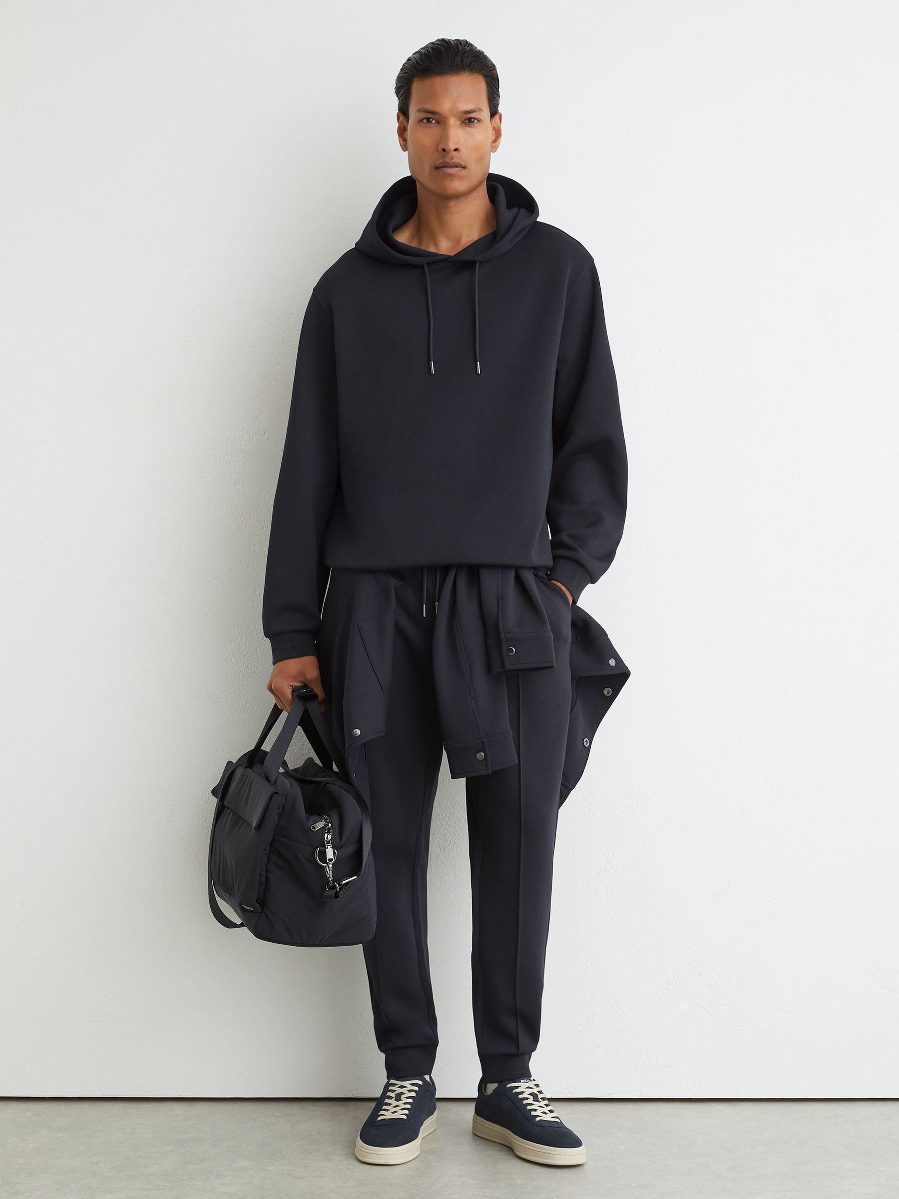 Premium Interlock Relaxed-Fit Hoodie in Navy - Obrázek 3 z 7