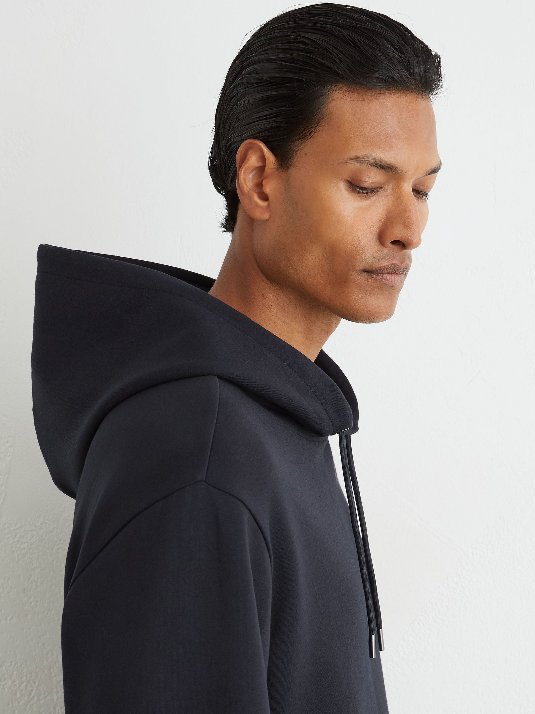 Premium Interlock Relaxed-Fit Hoodie in Navy - Obrázek 4 z 7