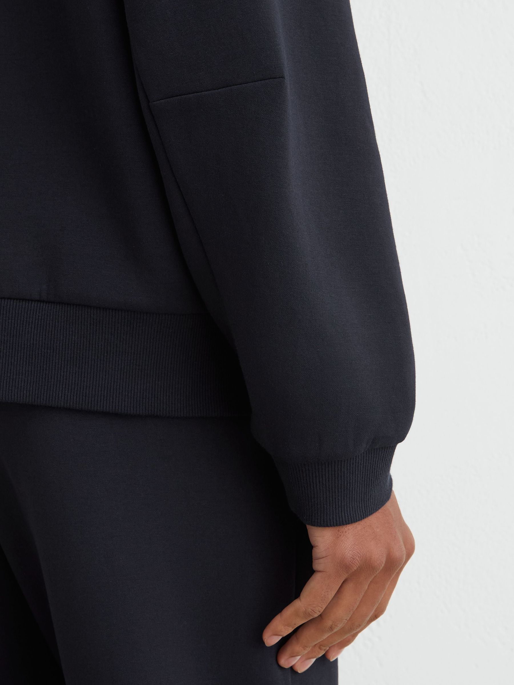 Premium Interlock Relaxed-Fit Hoodie in Navy - Obrázek 5 z 7