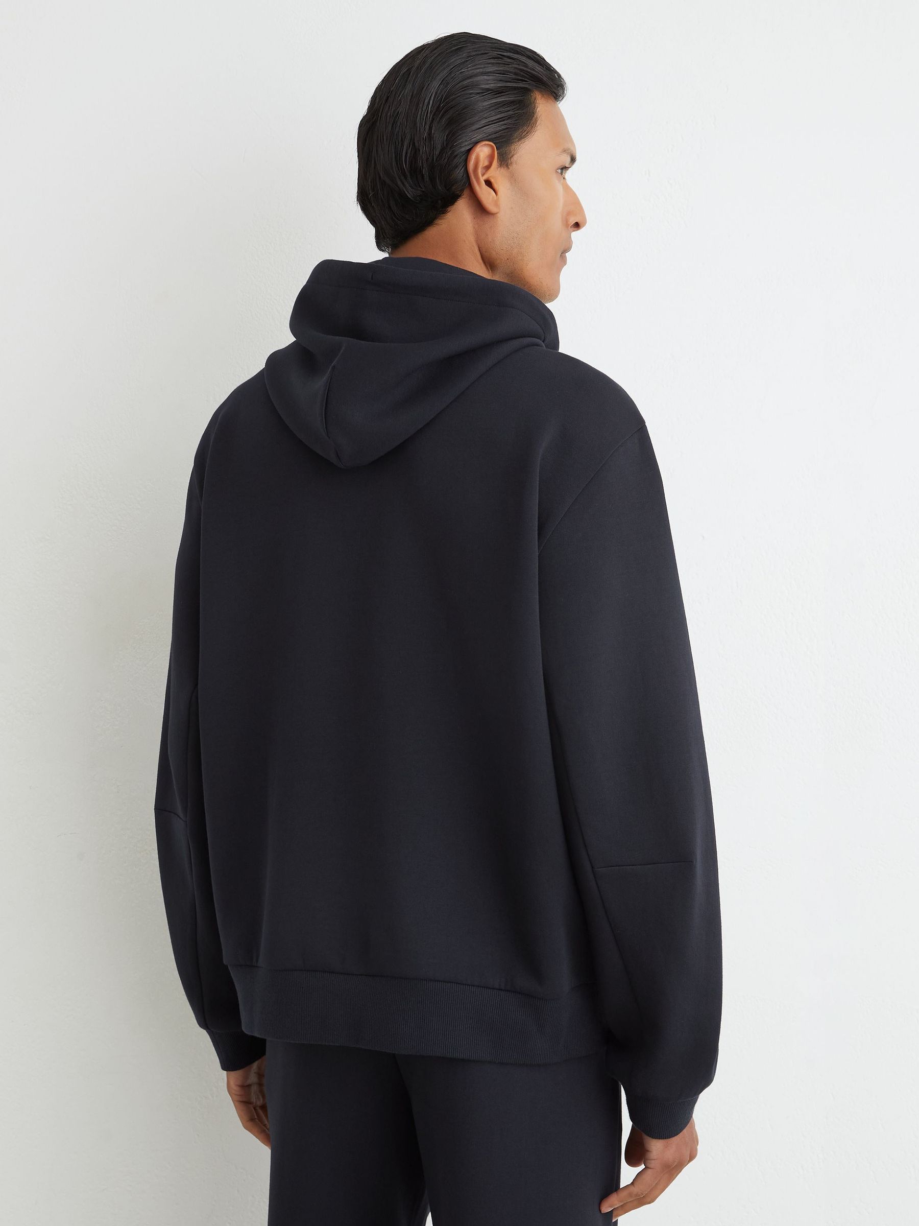 Premium Interlock Relaxed-Fit Hoodie in Navy - Obrázek 6 z 7