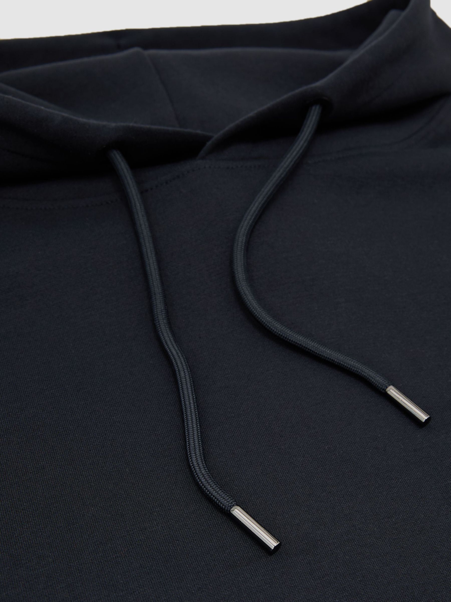 Premium Interlock Relaxed-Fit Hoodie in Navy - Obrázek 7 z 7