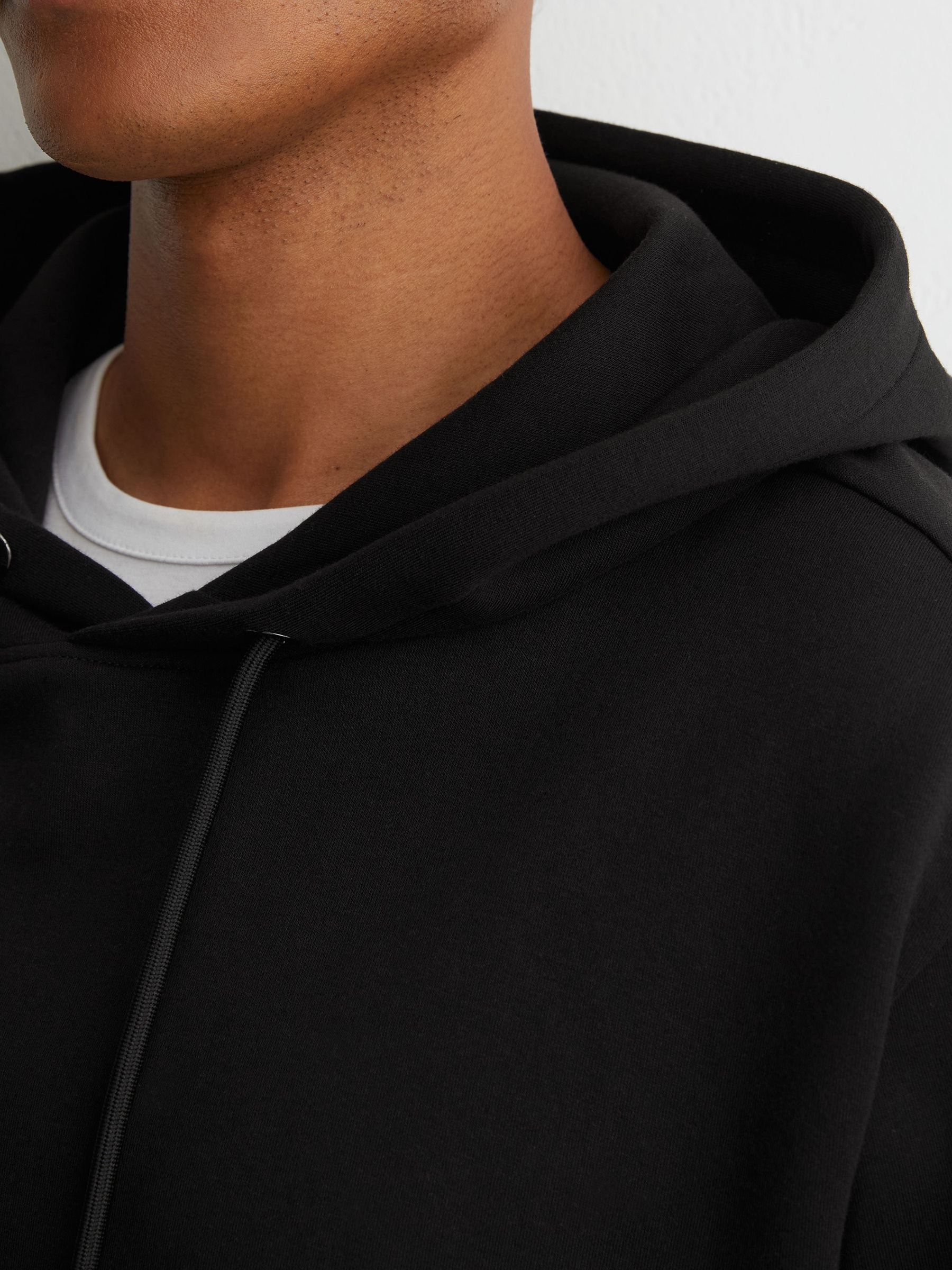 Premium Interlock Relaxed-Fit Hoodie in Black - Obrázek 3 z 7