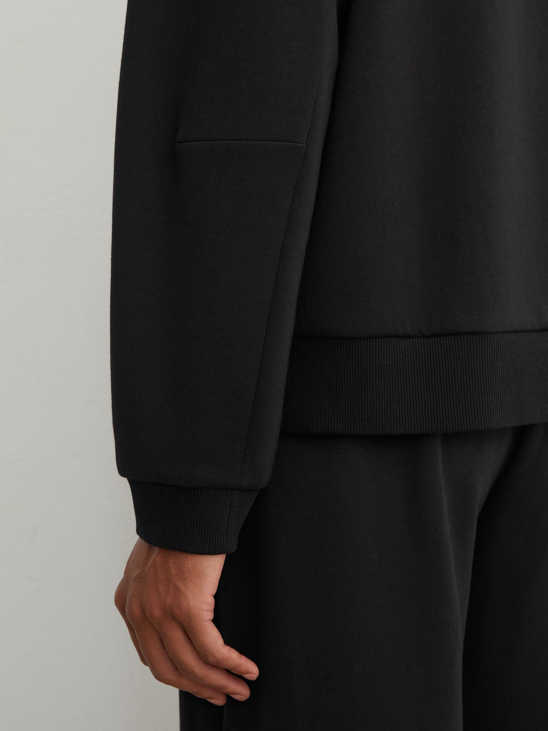 Premium Interlock Relaxed-Fit Hoodie in Black - Obrázek 5 z 7