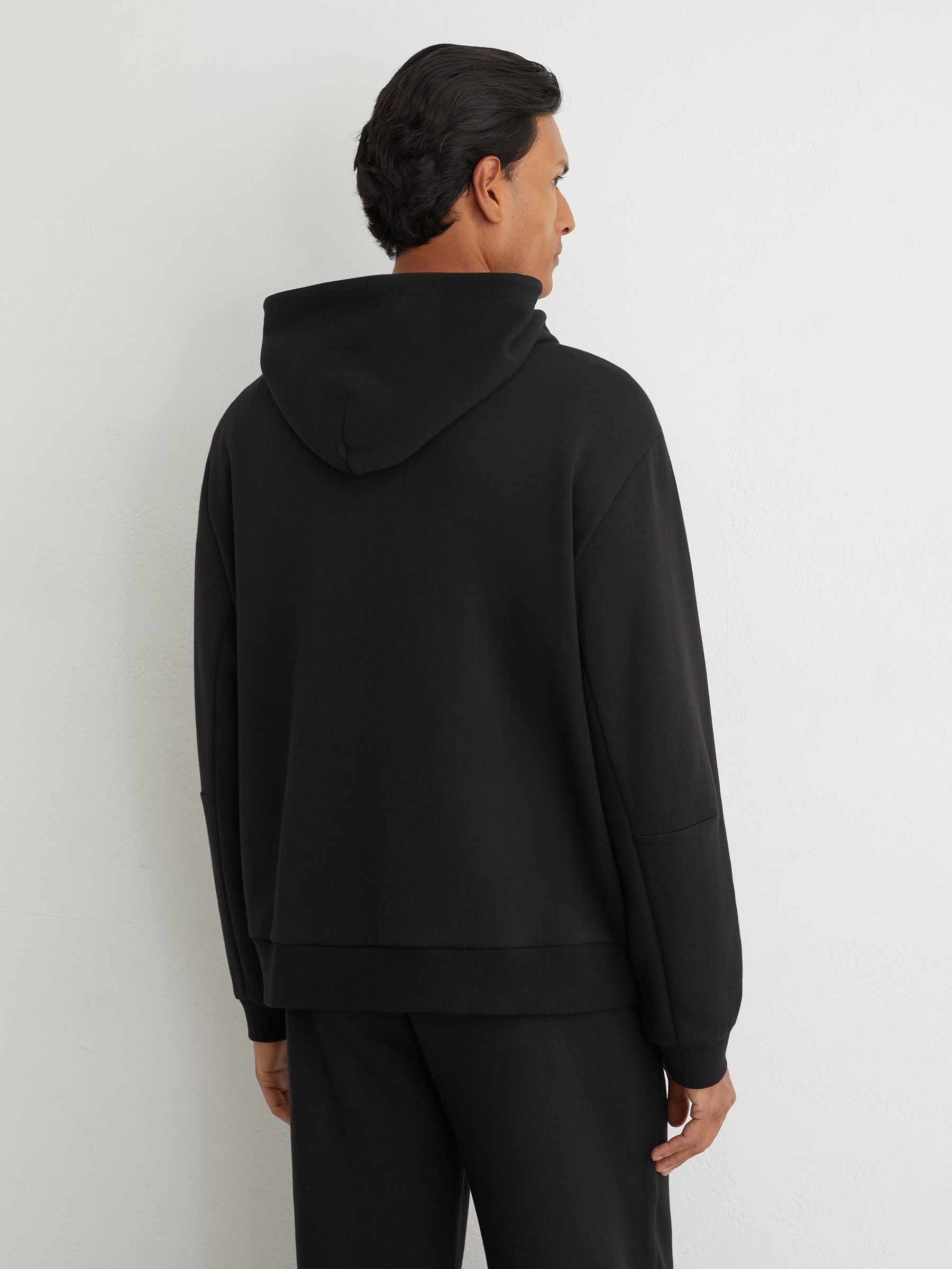 Premium Interlock Relaxed-Fit Hoodie in Black - Obrázek 6 z 7