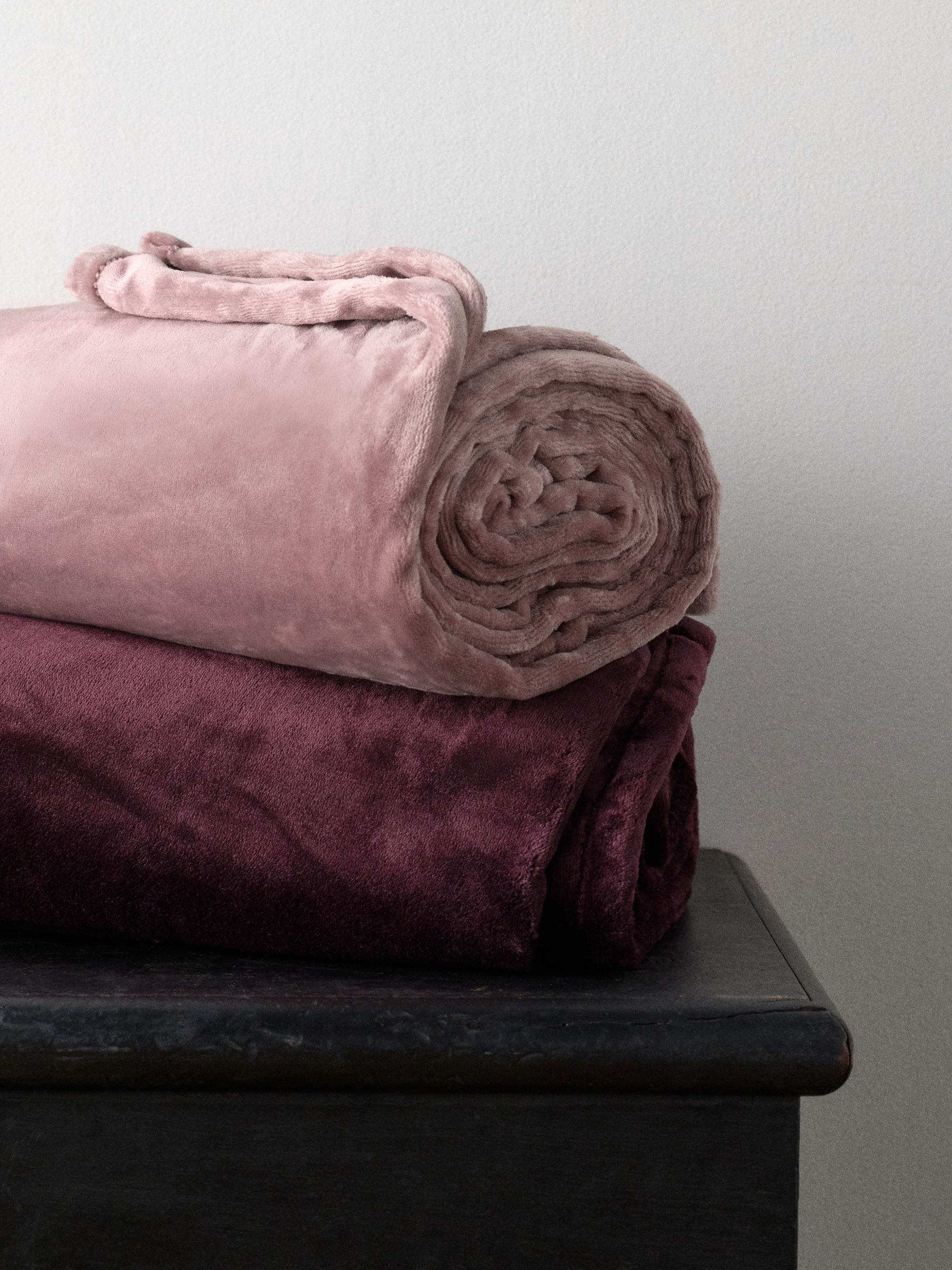 The Set 2 Pack Burgundy/Mauve Fleece Throws - Image 2 of 8