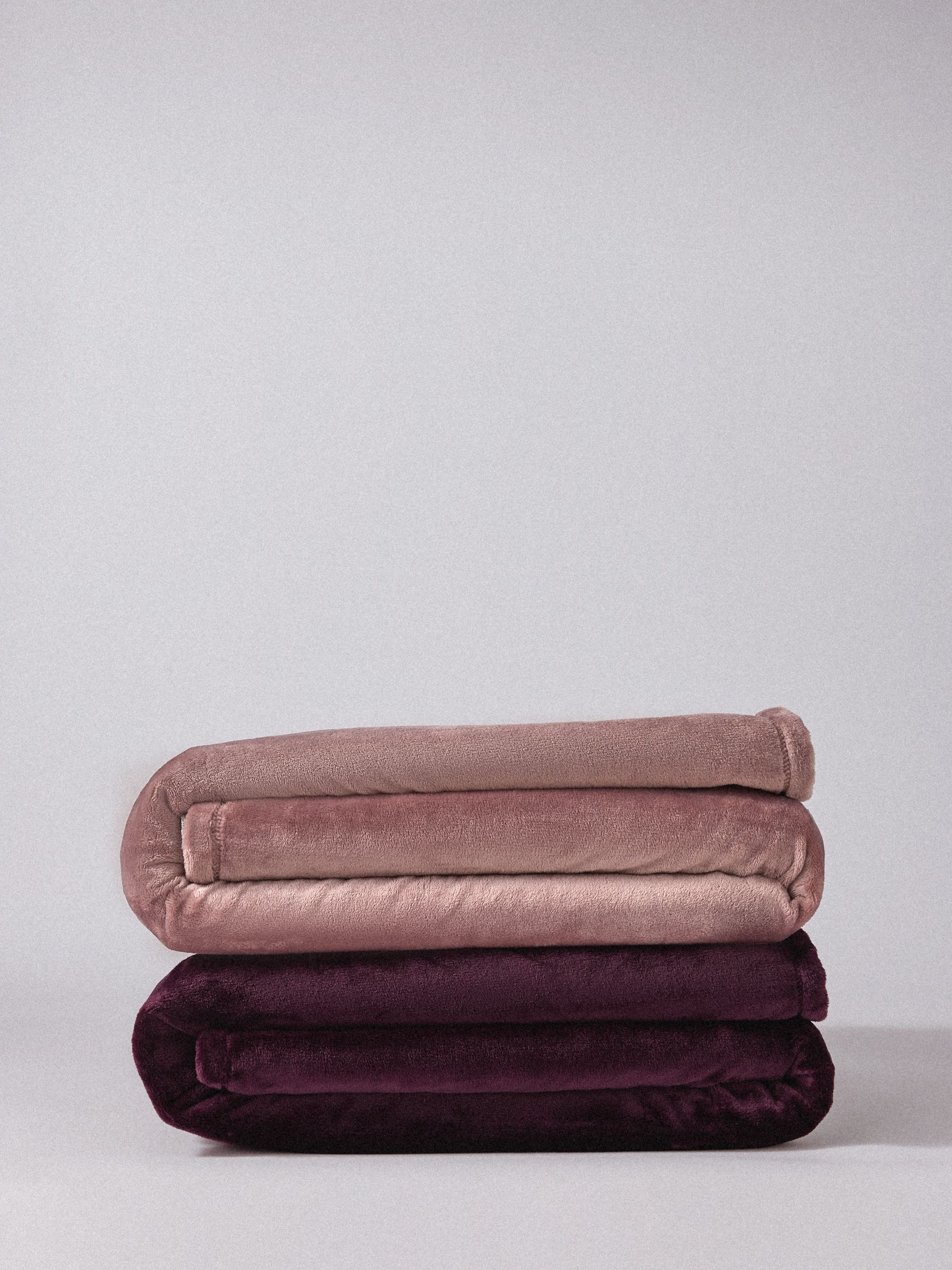The Set 2 Pack Burgundy/Mauve Fleece Throws - Image 3 of 8