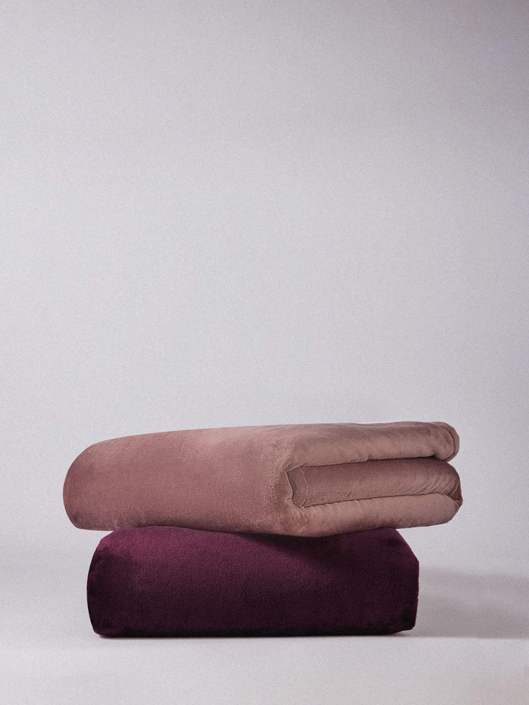 The Set 2 Pack Burgundy/Mauve Fleece Throws - Image 4 of 8