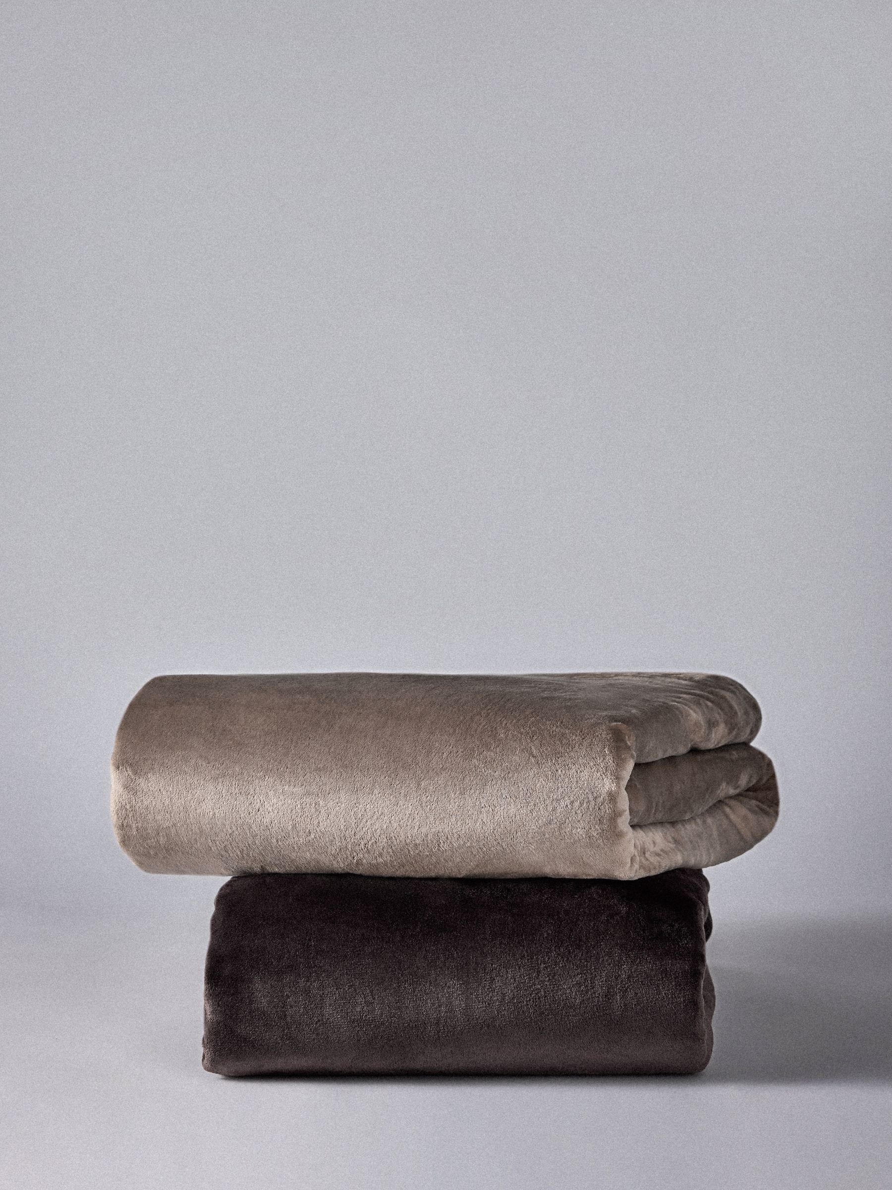 The Set 2 Pack Chocolate/Natural Fleece Throws - Image 2 of 6