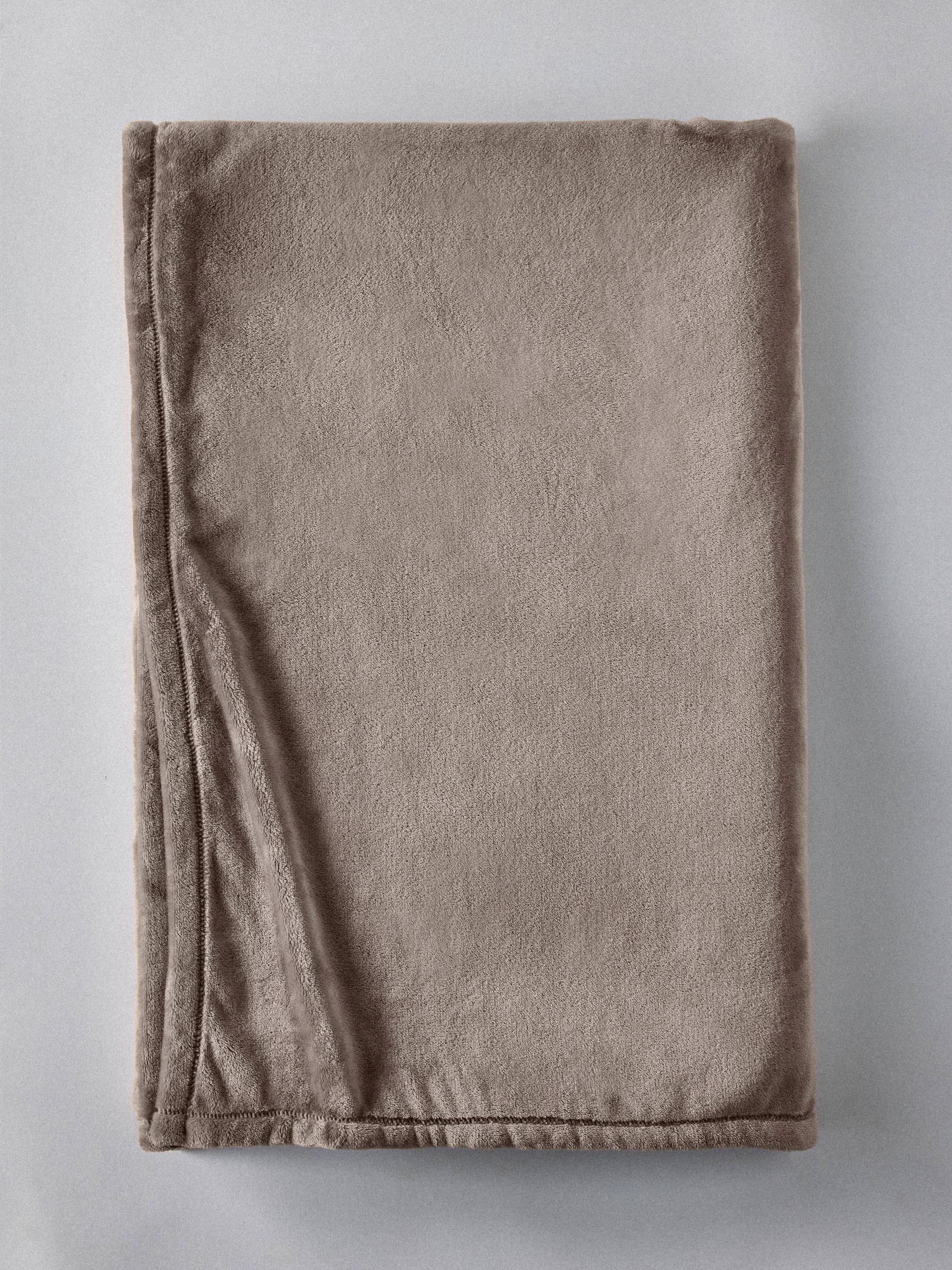 The Set 2 Pack Chocolate/Natural Fleece Throws - Image 4 of 6