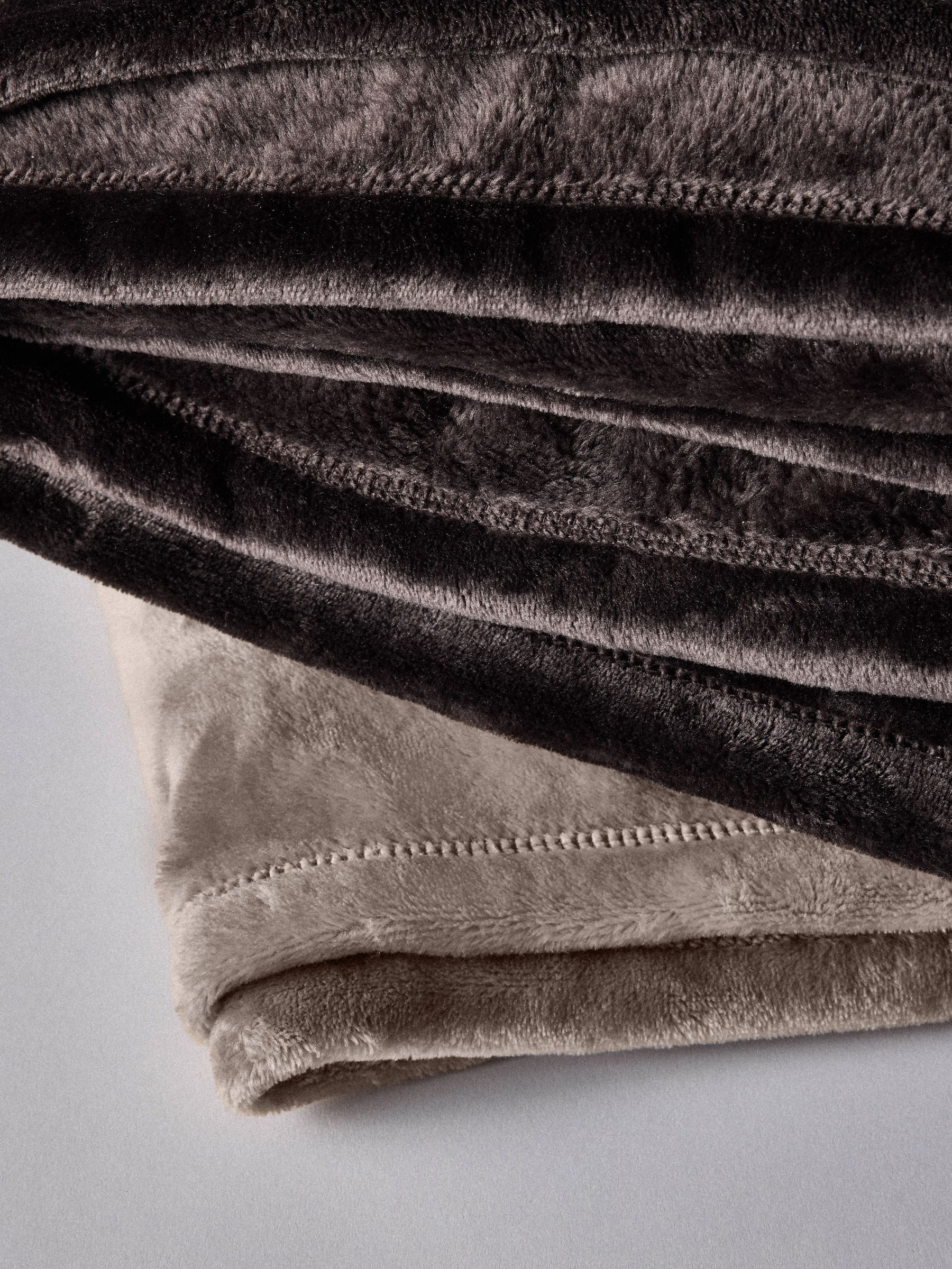 The Set 2 Pack Chocolate/Natural Fleece Throws - Image 6 of 6