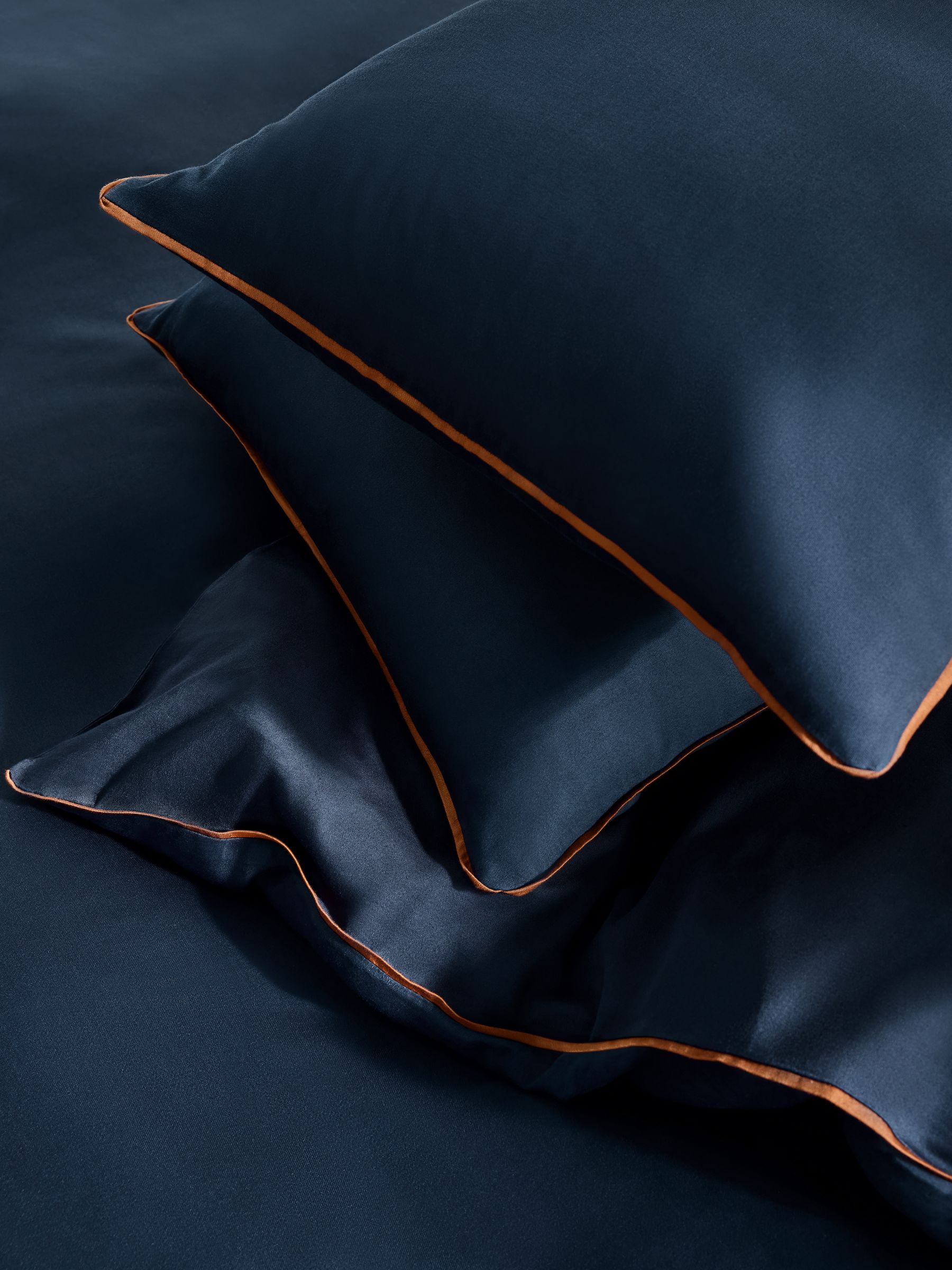 Contrast Piped 200 Thread Count Cotton Sateen Bed Set in Navy - Image 2 of 4