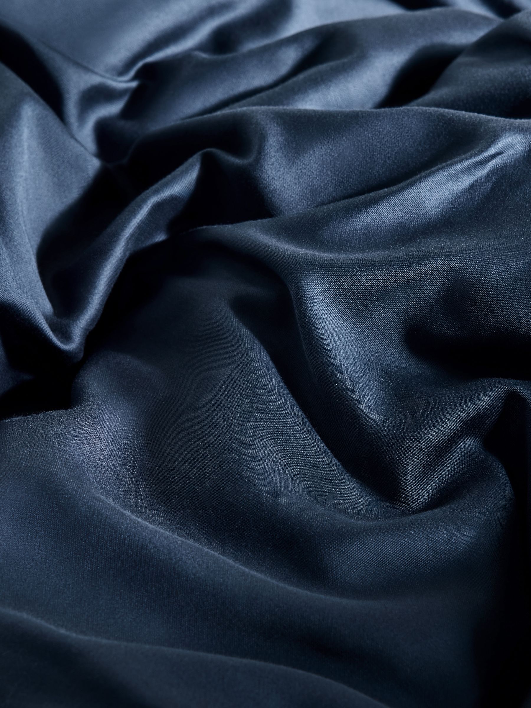 Contrast Piped 200 Thread Count Cotton Sateen Bed Set in Navy - Image 3 of 4