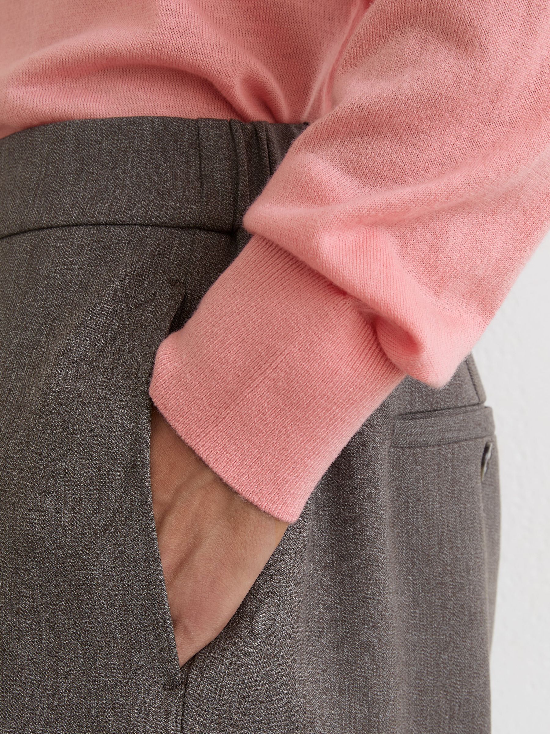Merino Wool V-Neck Jumper in Pink - Image 4 of 6