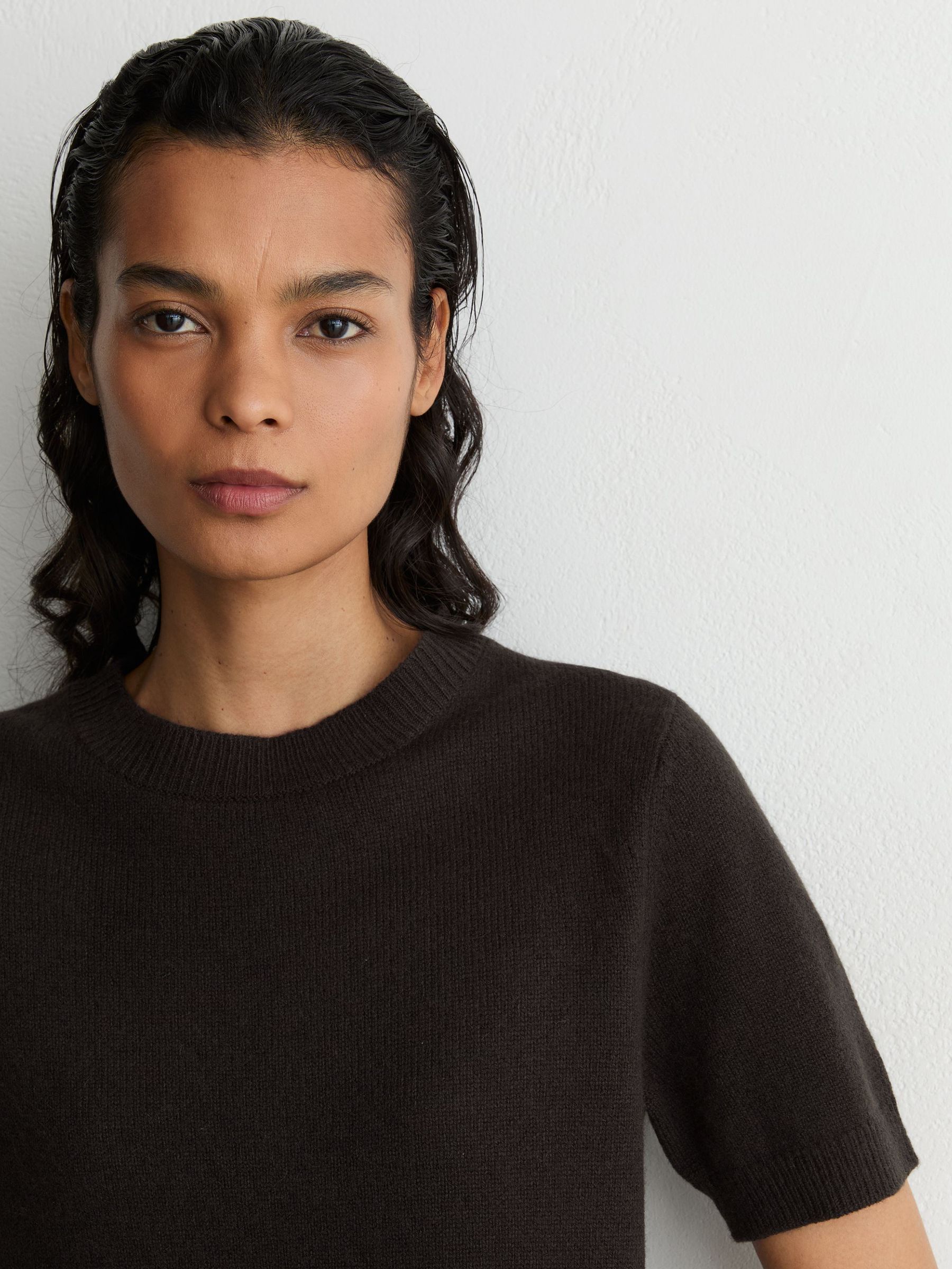 100% Cashmere Crew-Neck T-Shirt in Grape Burgundy - Image 4 de 6